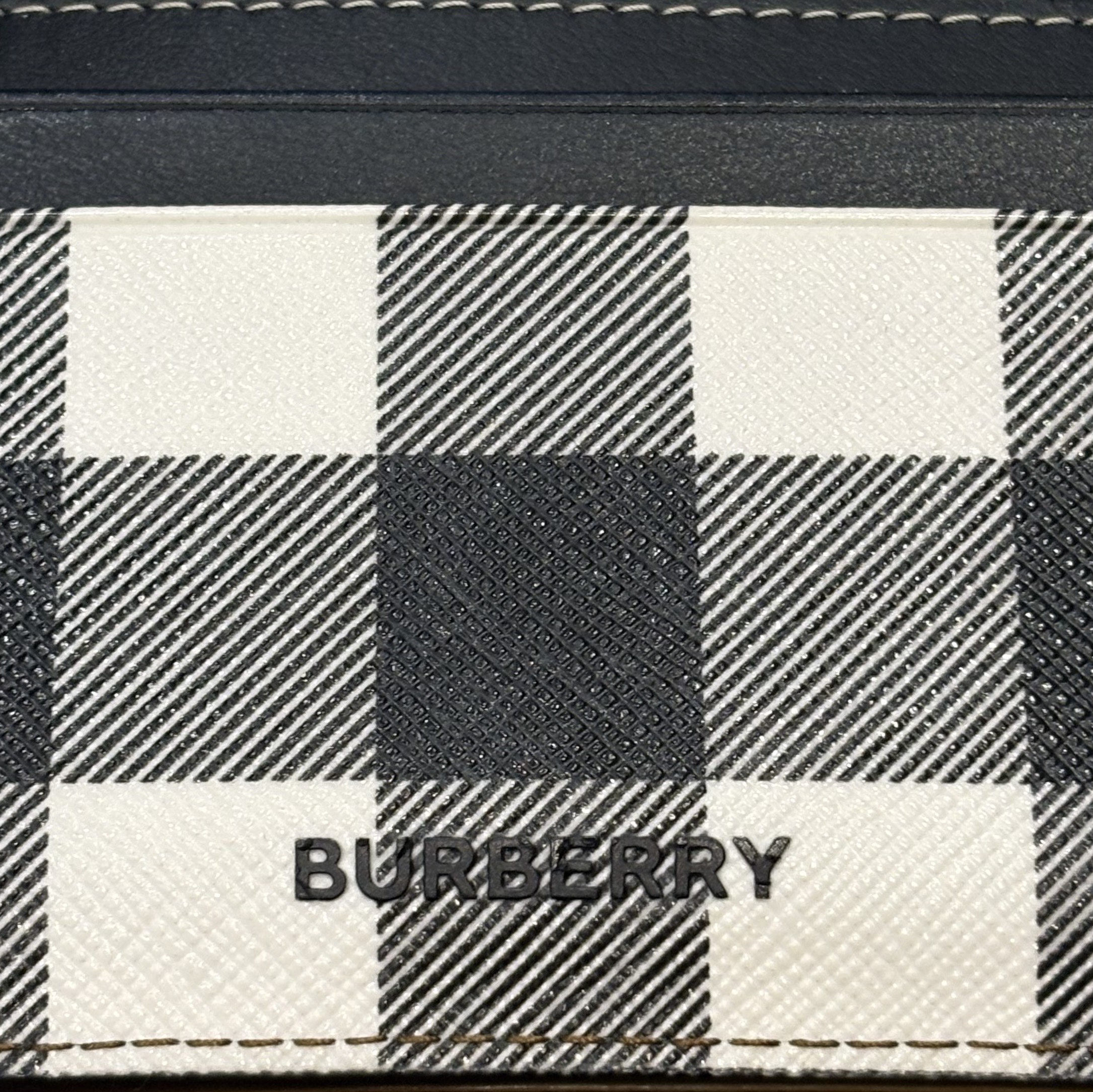 Burberry Check Leather Card Case Dark Birch Brown 착용 스타일