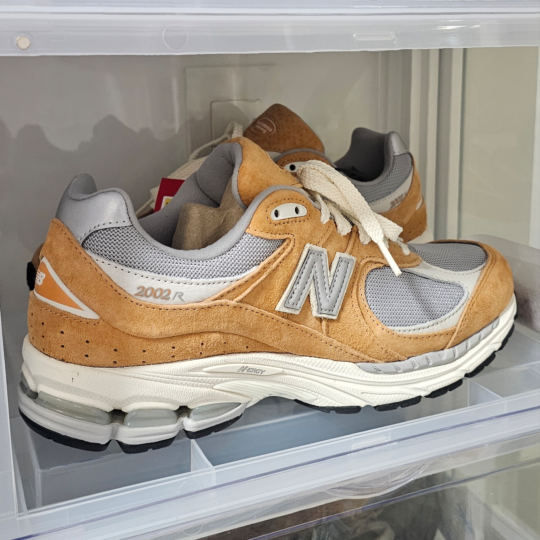New Balance 2002R Special Vintage Beige 착용 스타일
