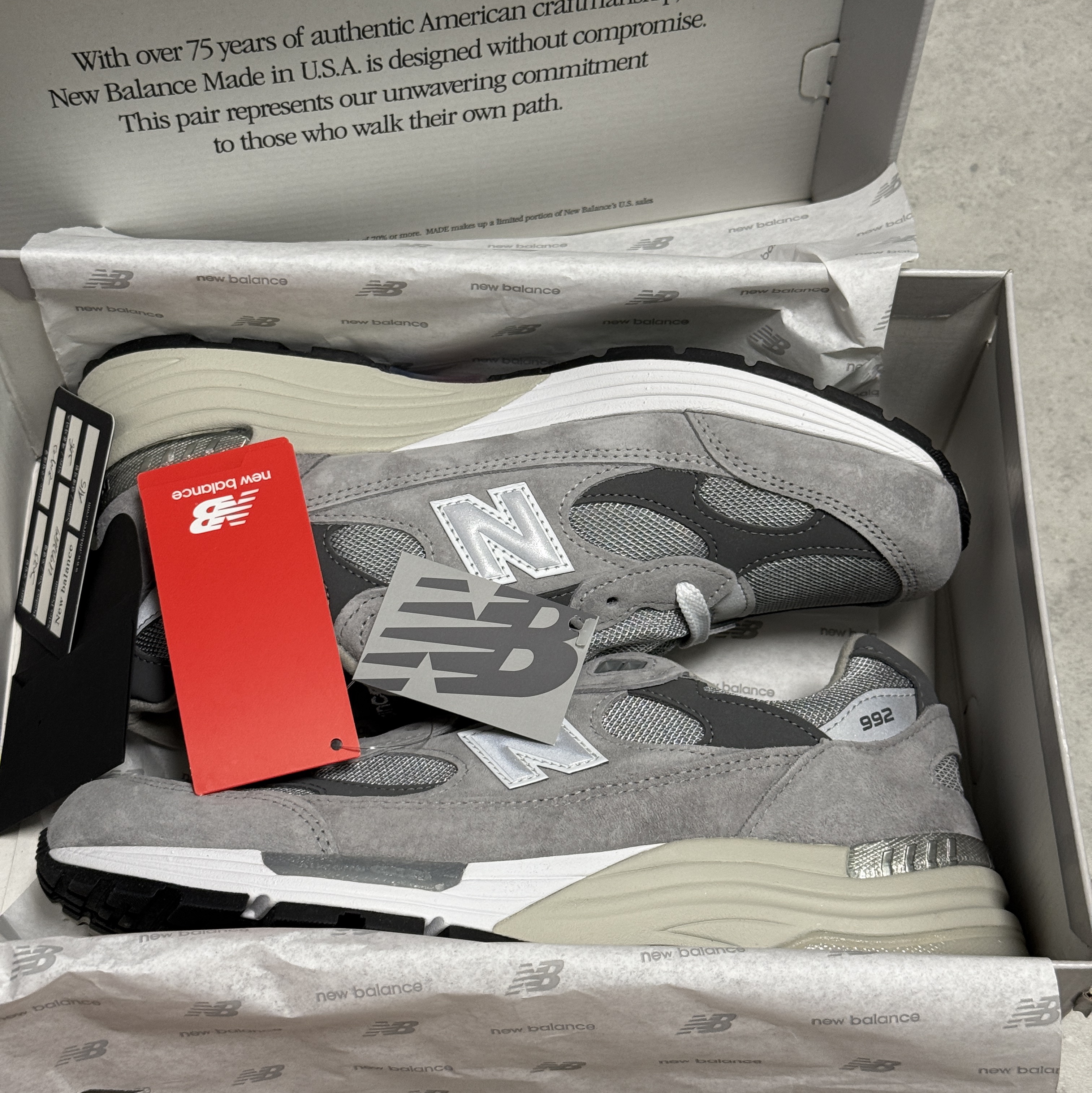 New Balance 992 Made in USA Core Grey Silver Metallic 착용 스타일 - 1