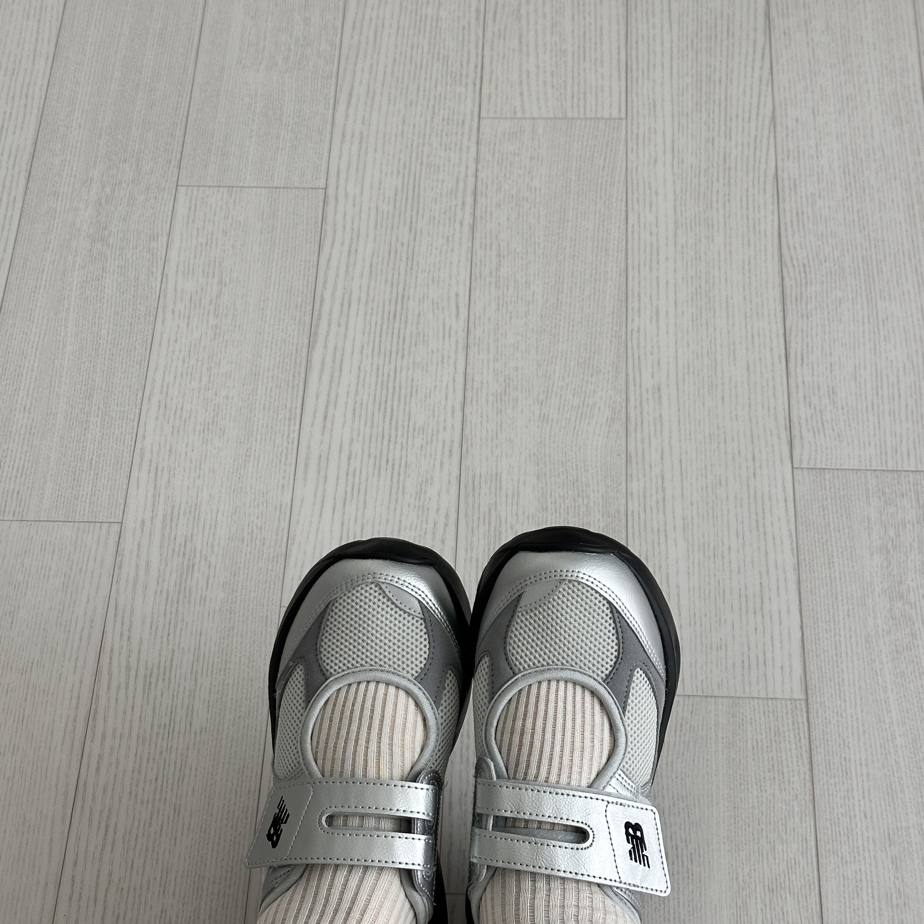 (W) New Balance Breeze SD2202 Metalic Silver 착용 스타일 - 1