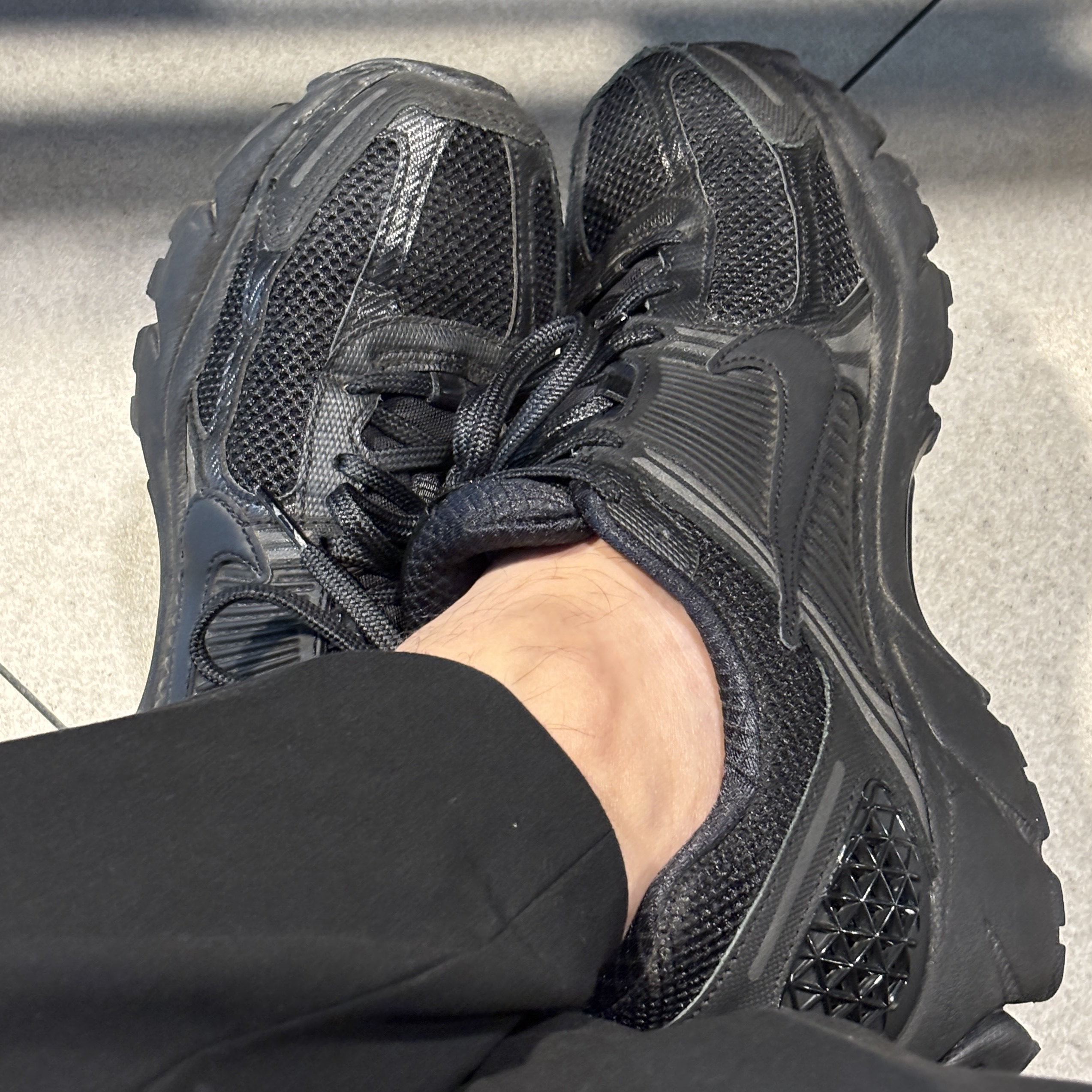 Nike Zoom Vomero 5 SP Black 착용 스타일 - 3