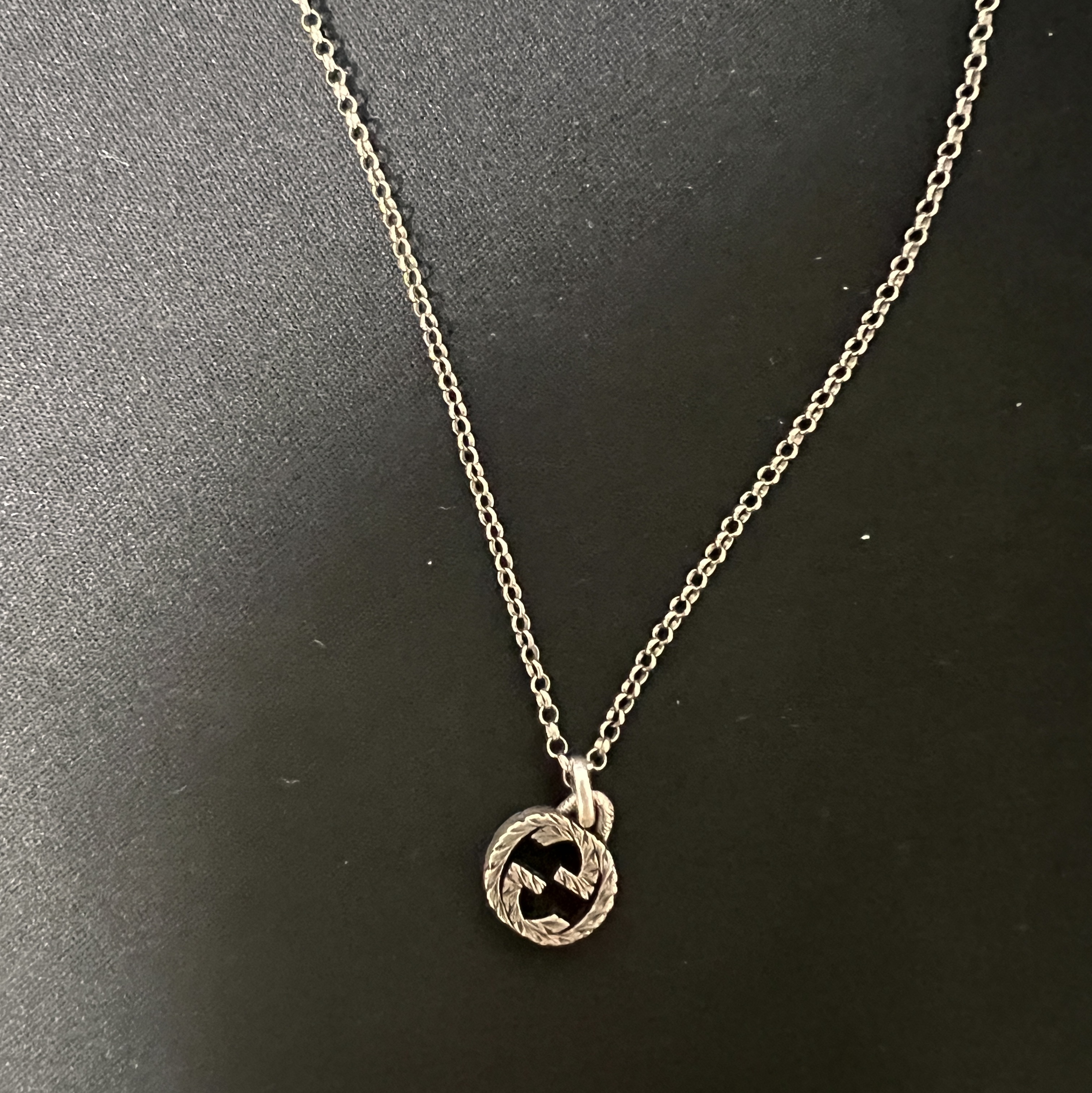 Gucci Interlocking G Pendant Necklace Silver 착용 스타일