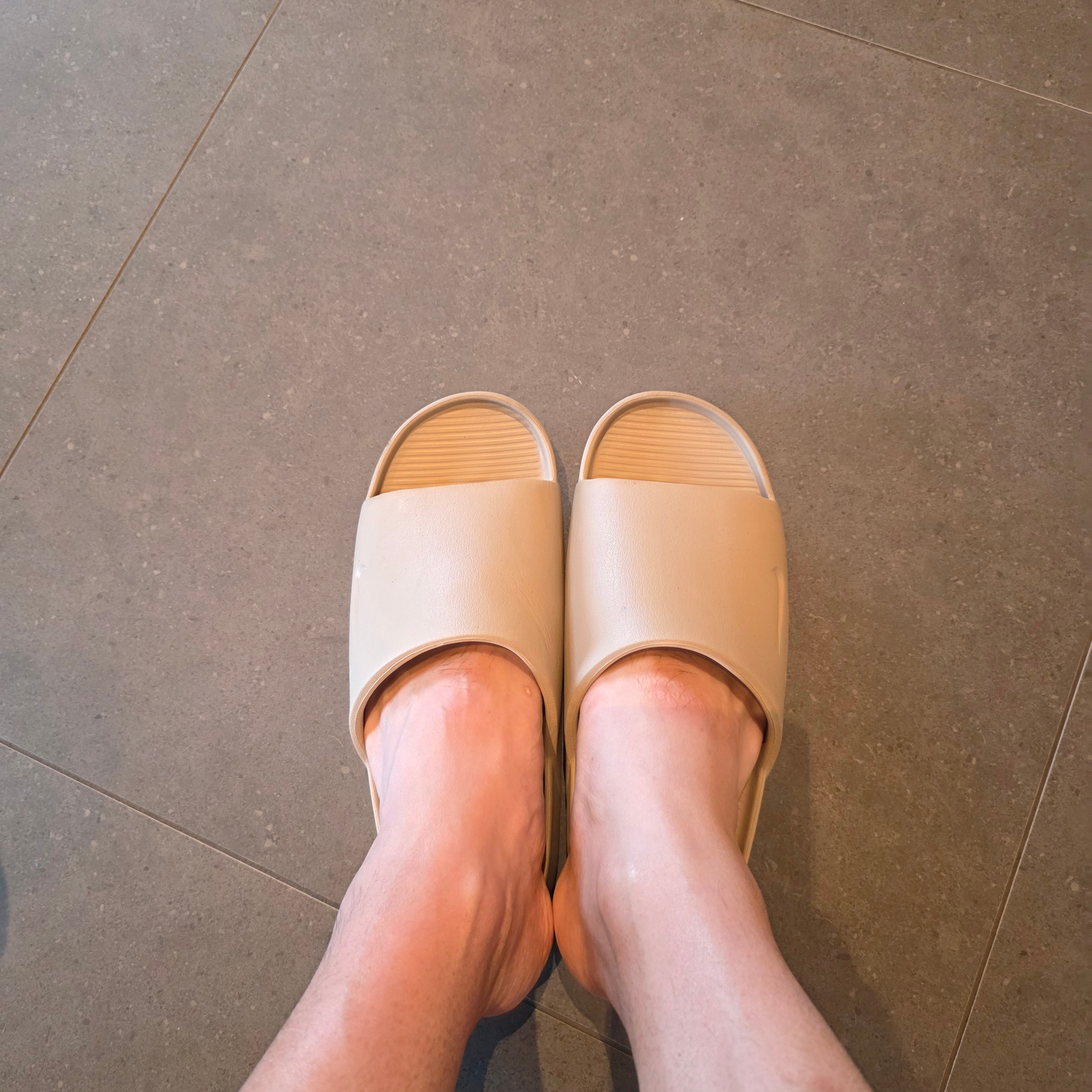 Nike Calm Slide Khaki 착용 스타일