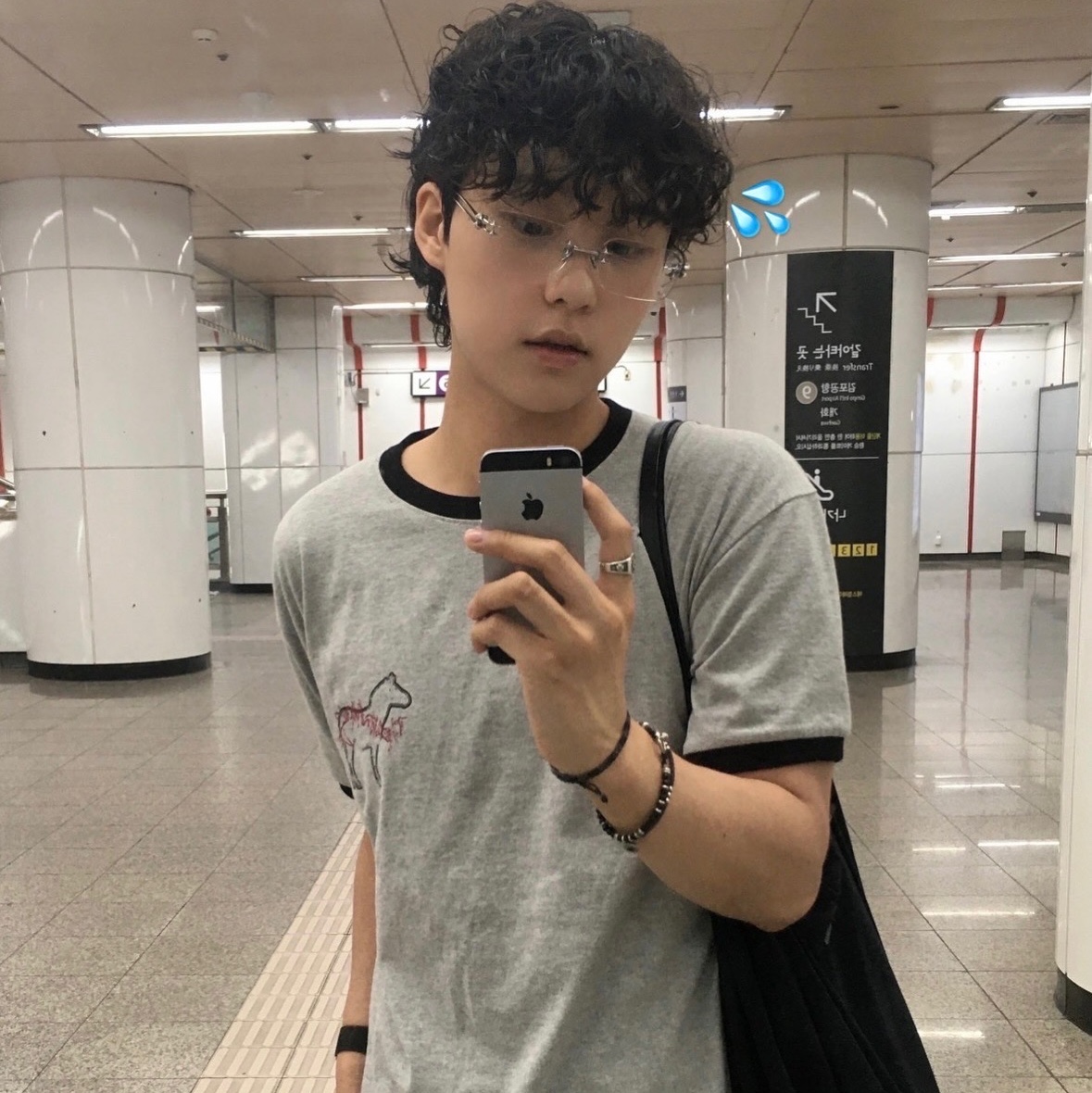 Thevinylhouse Horse Sticker Tee Grey 착용 스타일