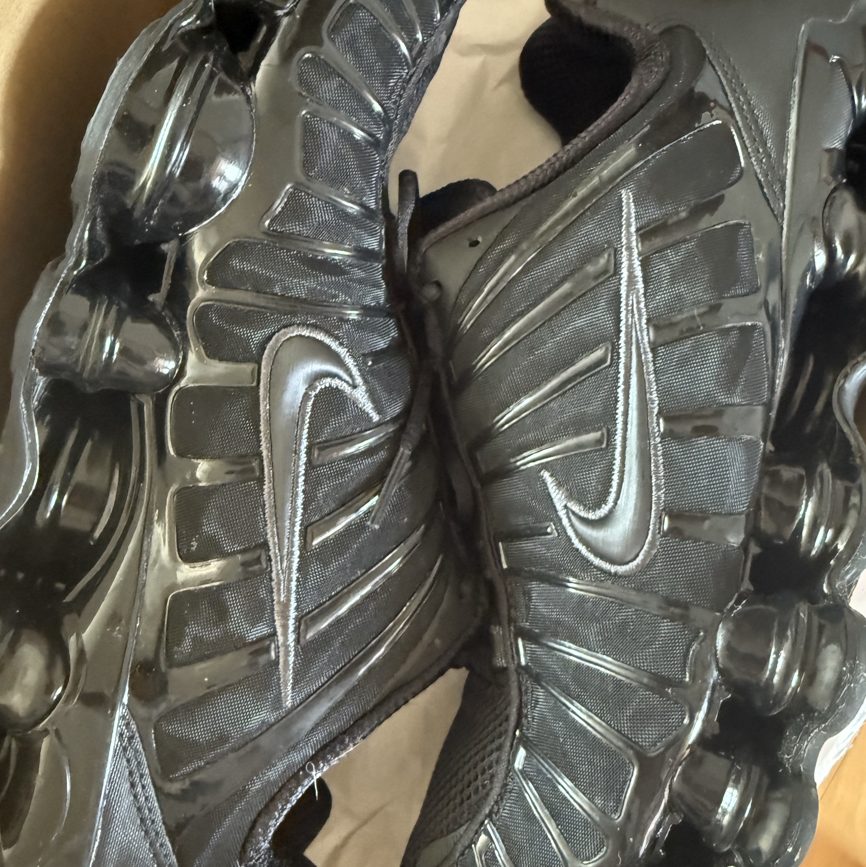 Nike Shox TL Black Metallic Hematite 착용 스타일 - 3