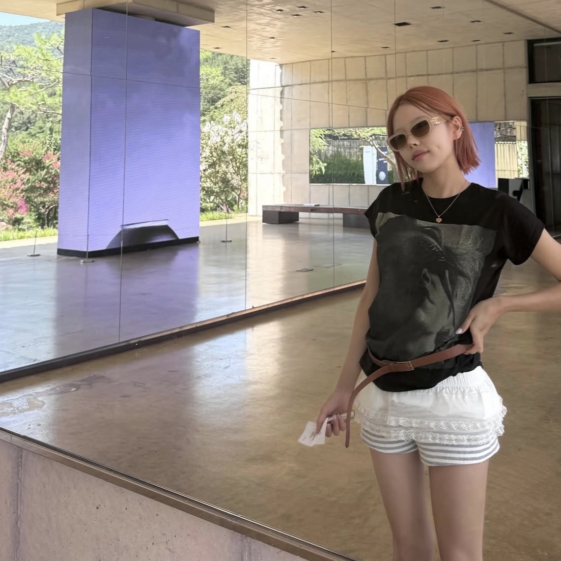 Chanel Rectangle Sunglasses Acetate & Black Asian Fit, Chanel Rectangle Sunglasses Acetate & Black International Fit 착용 스타일 - 2