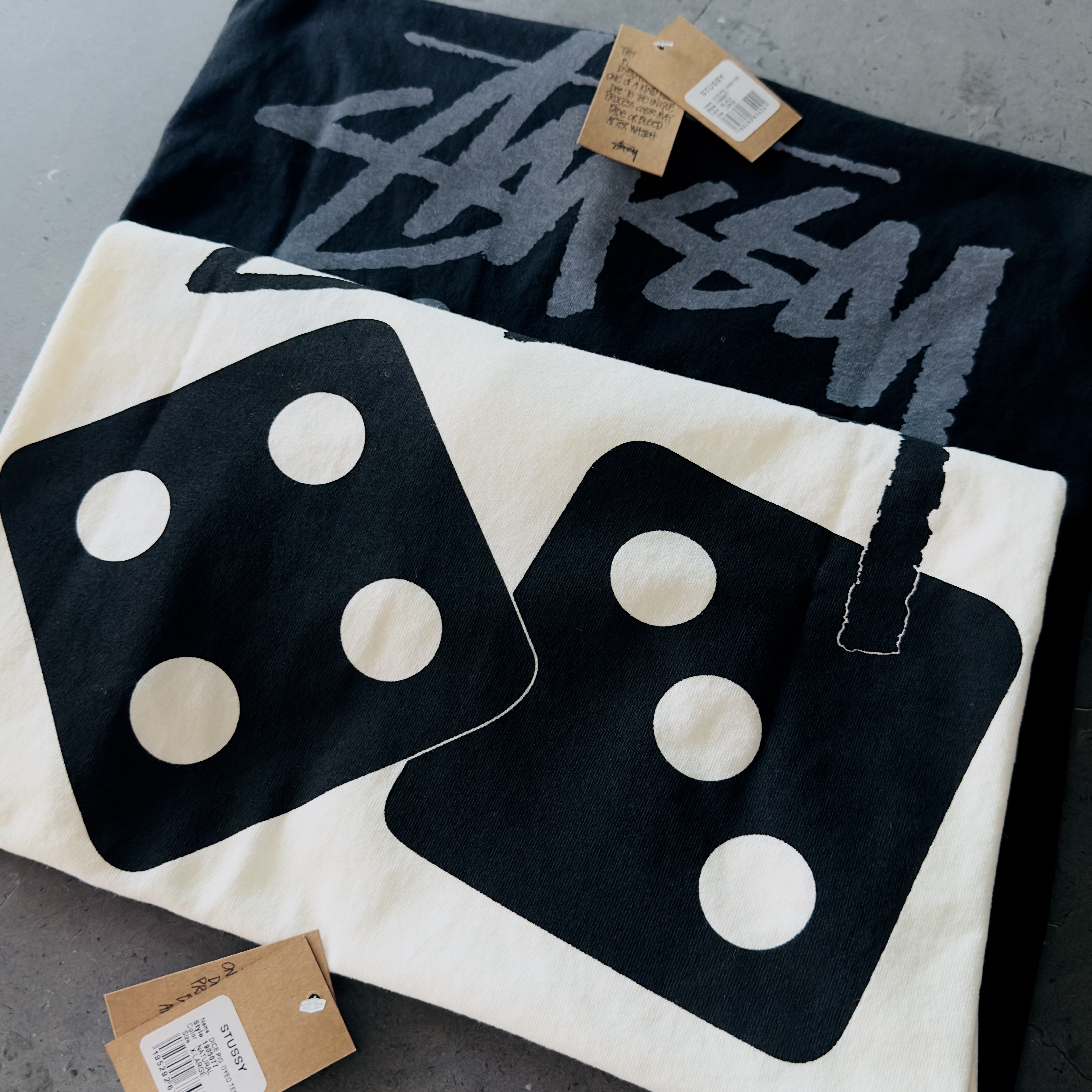 Stussy Pigment Dyed Dice T-Shirt Black, Stussy Dice Pigment Dyed T-Shirt Natural 착용 스타일 - 1