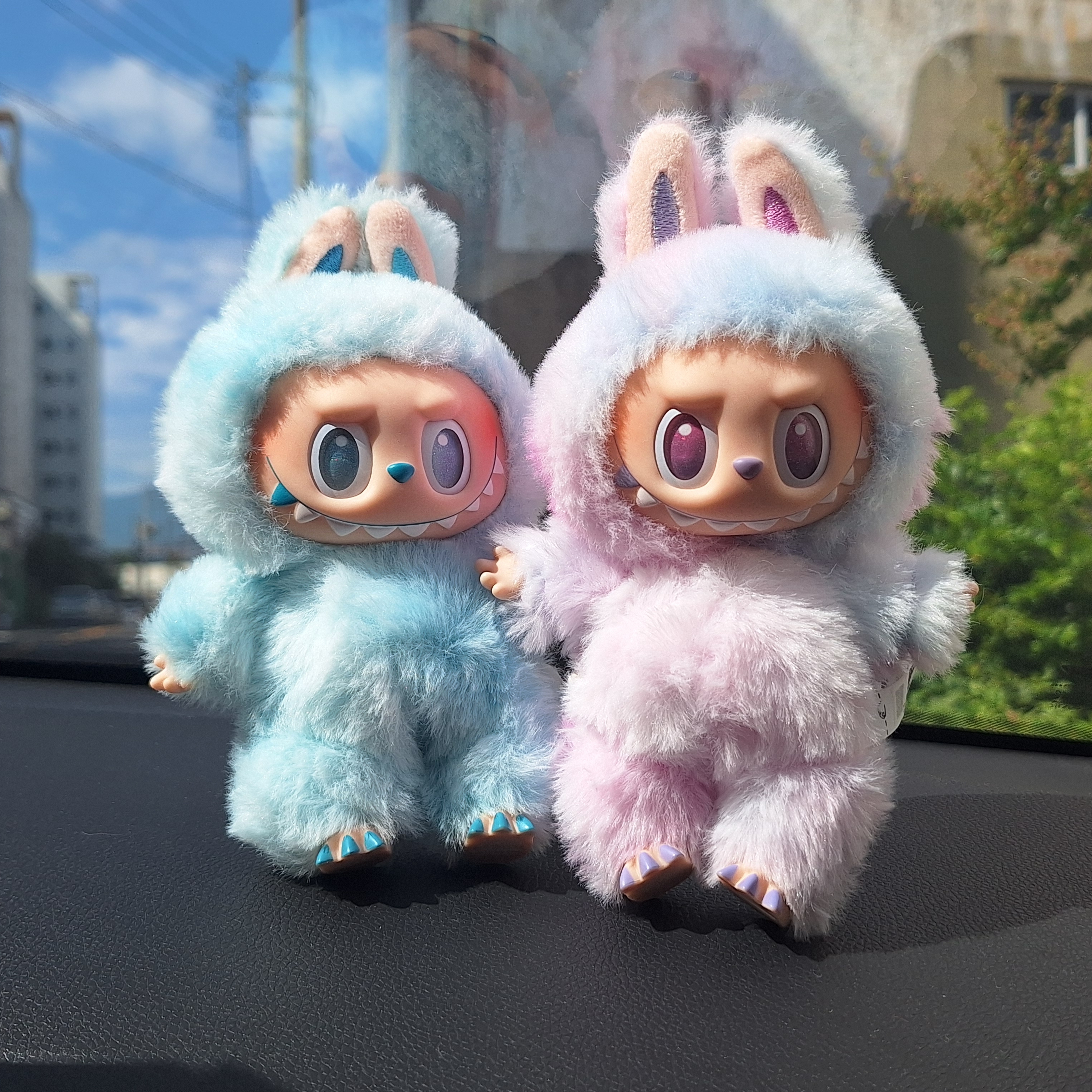 Pop Mart Labubu The Monsters Highlight Series Sealed Case (Bundle of 2/1 Blind Box) 착용 스타일