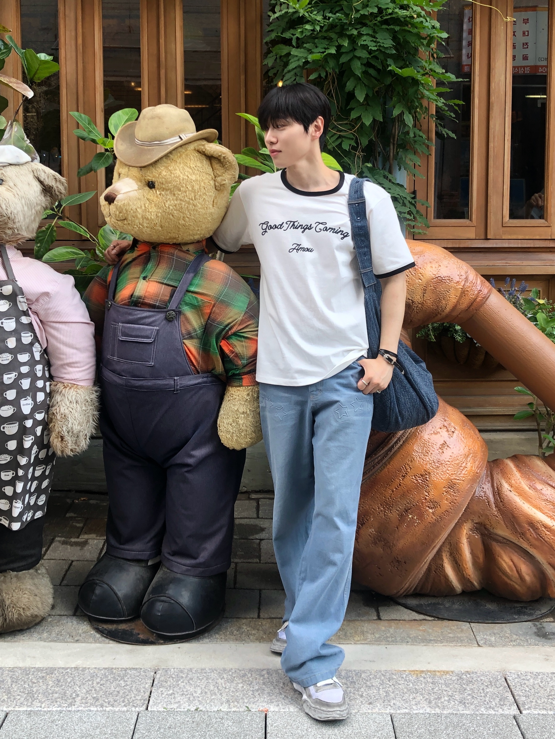 AMOU Good Things Coming Arch Logo Ringer Half T-Shirts White, Maison Mihara Yasuhiro Blakey OG Sole Canvas Low-top Sneakers Grey 착용 스타일 - 2