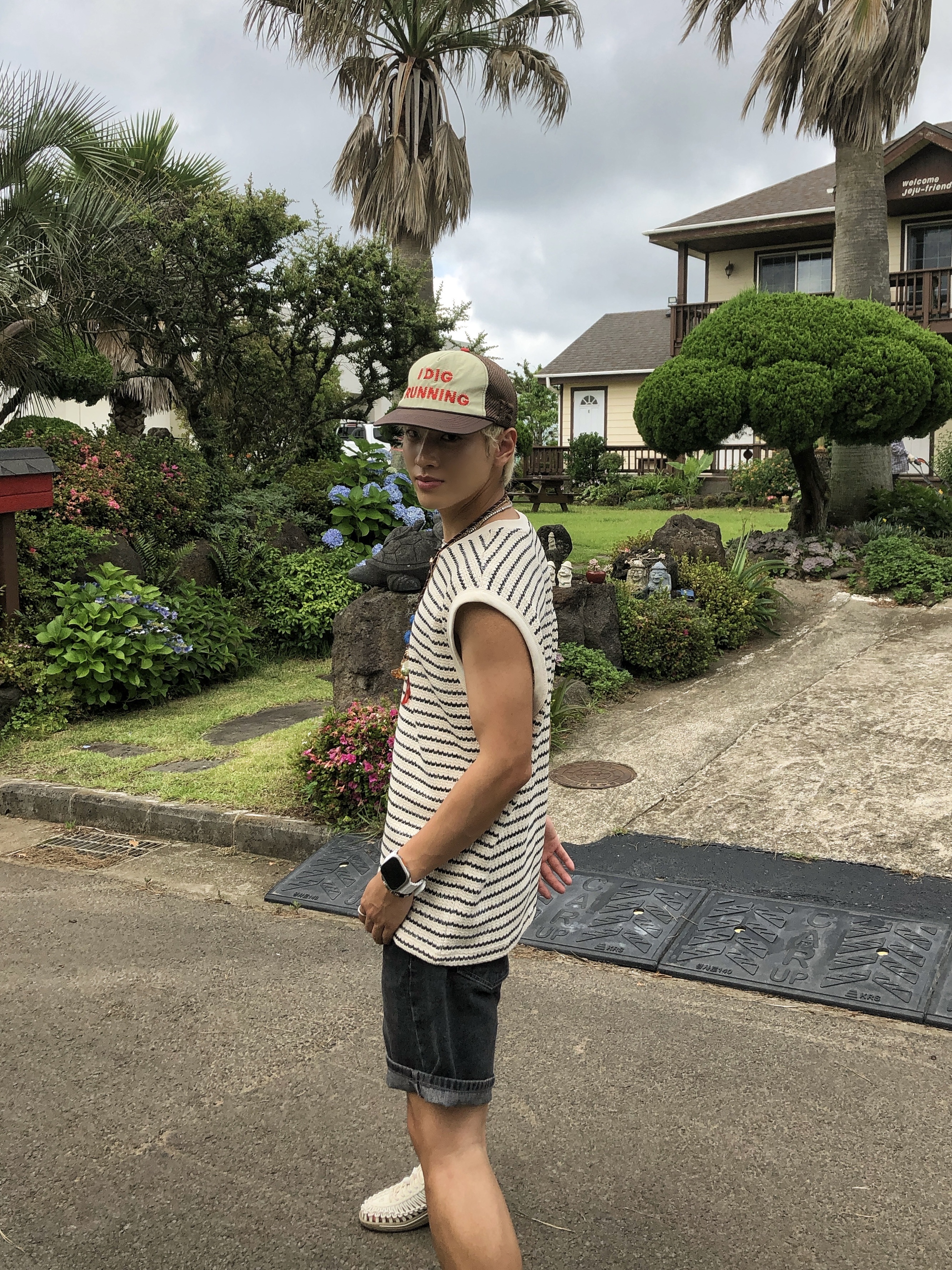 Alex Zono I Dig Running Trucker Hat OG Brown, Keen Uneek Sandal Men White Cap/Cornstalk 착용 스타일 - 4