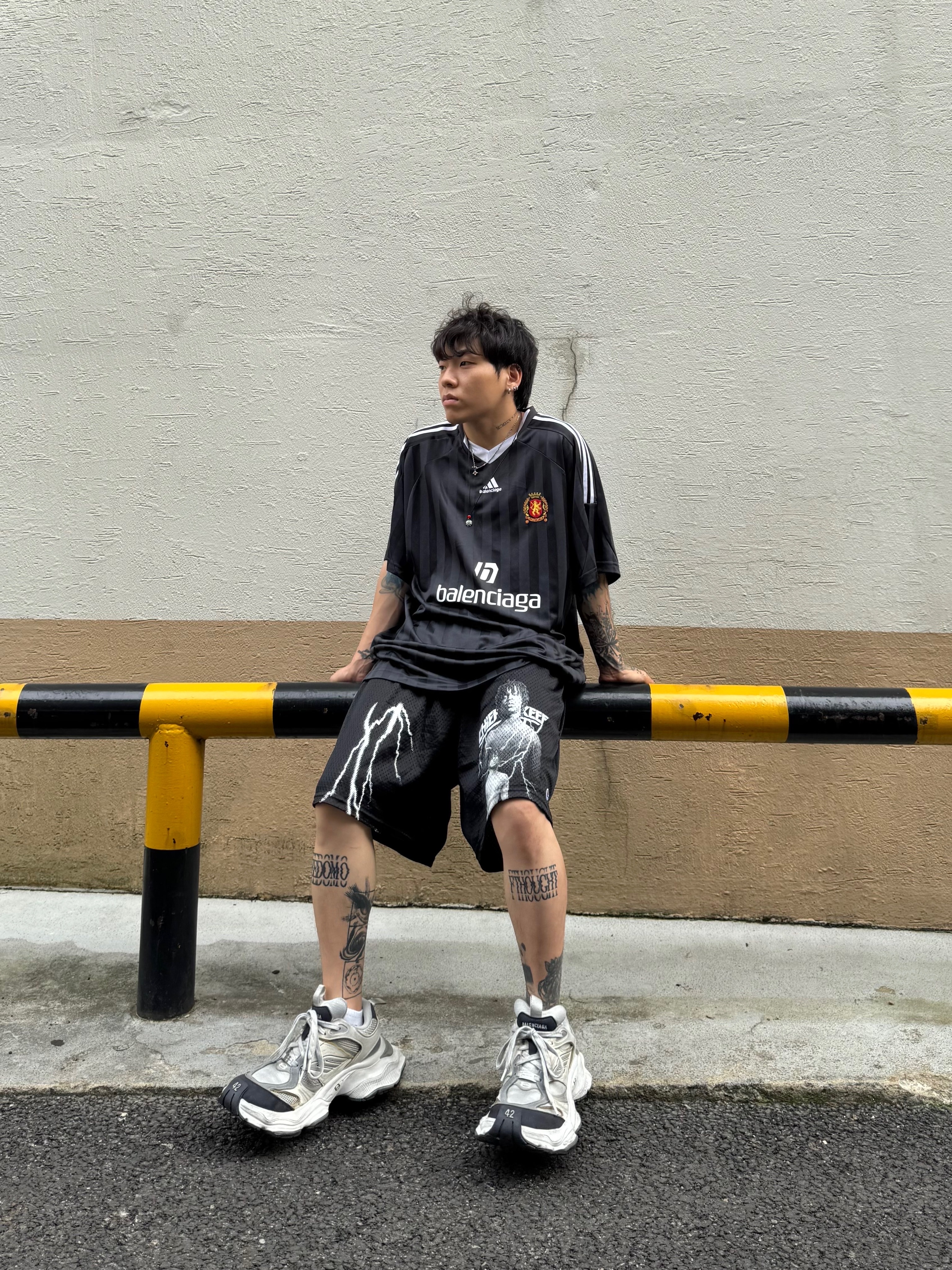Balenciaga Cargo Sneakers White Grey 착용 스타일 - 5