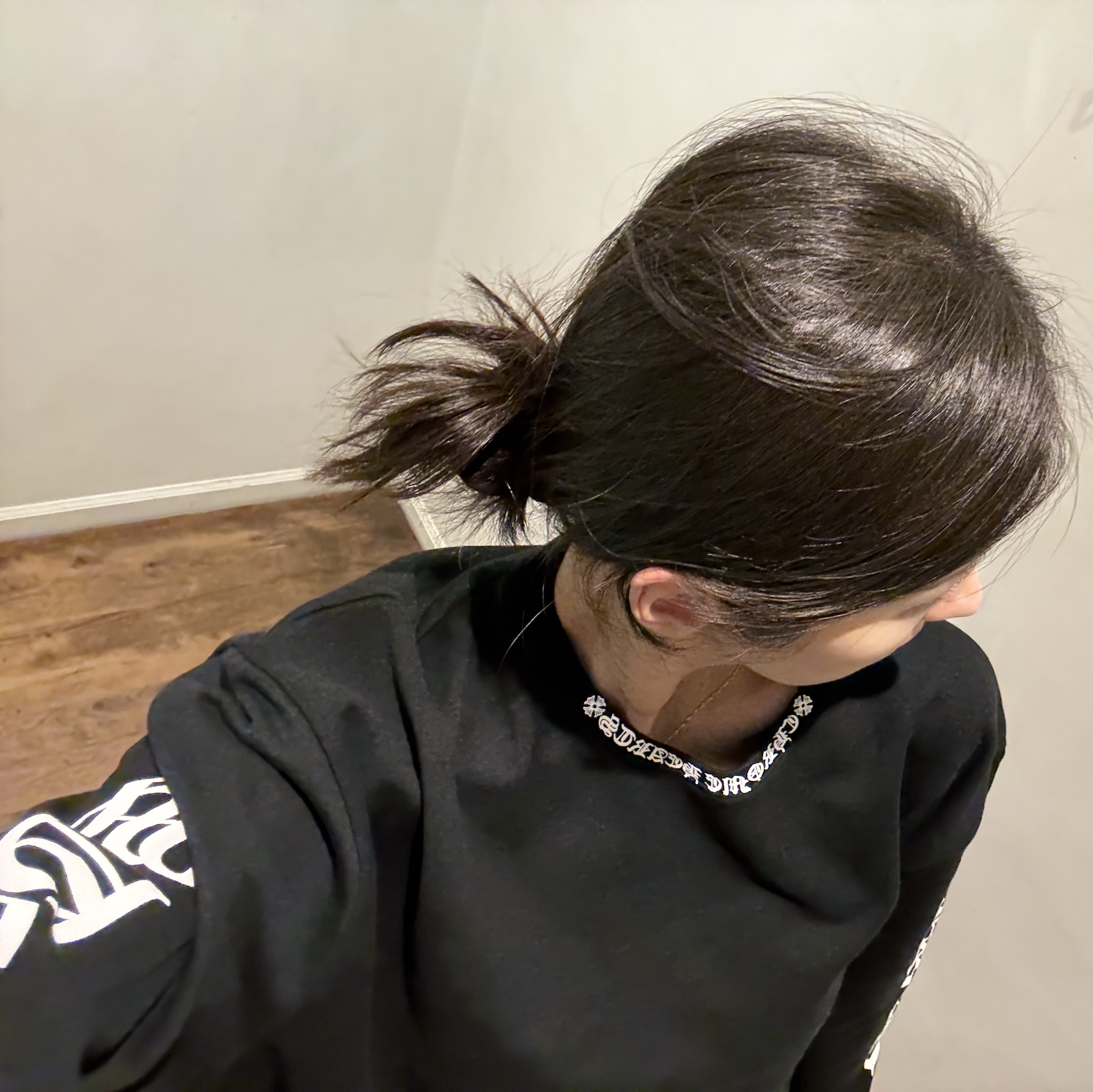 Chrome Hearts Neck Script Logo Pocket Long Sleeve T-Shirt Black White 착용 스타일 - 2