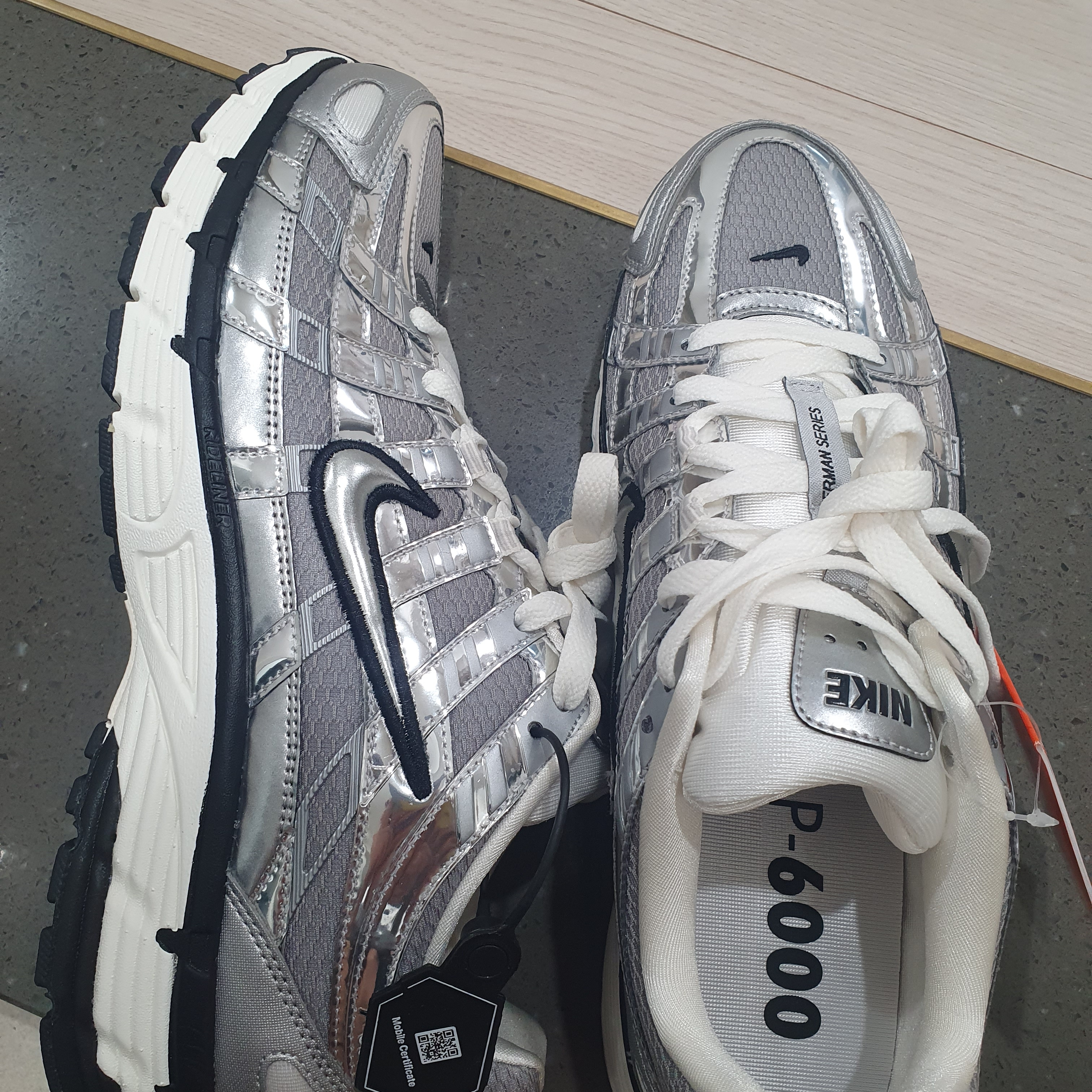 Nike P-6000 Metallic Silver 착용 스타일