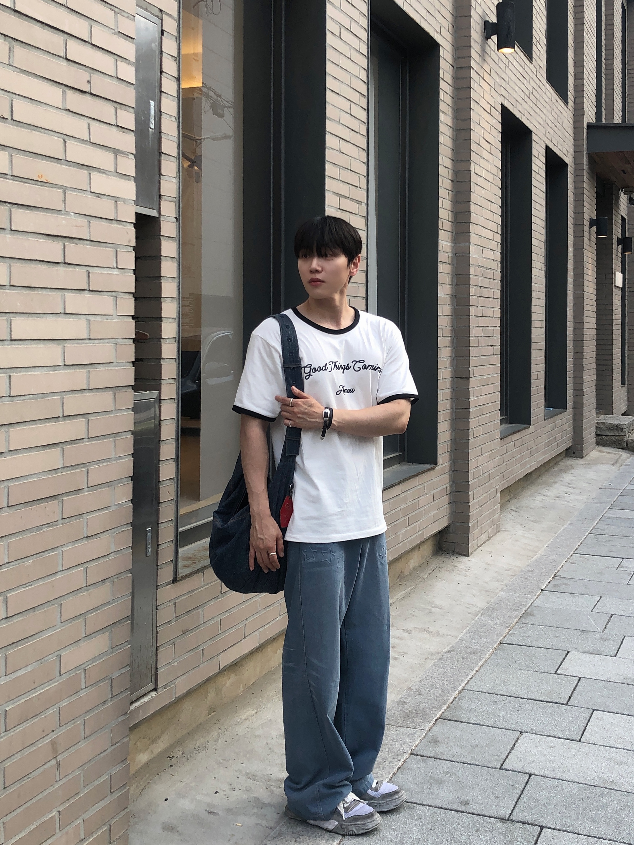 AMOU Good Things Coming Arch Logo Ringer Half T-Shirts White, Maison Mihara Yasuhiro Blakey OG Sole Canvas Low-top Sneakers Grey 착용 스타일 - 1
