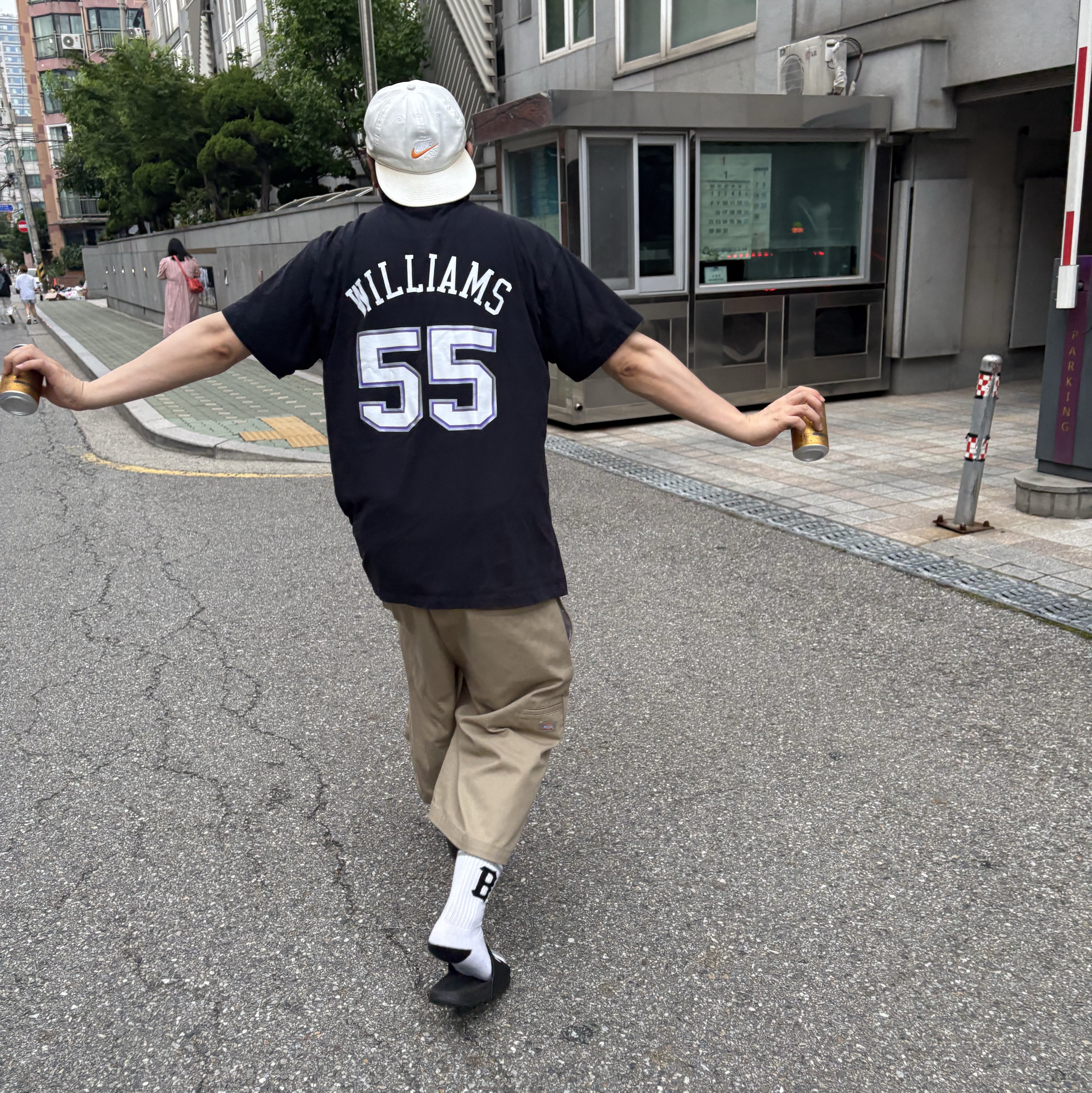 Dickies Loose Fit 13 Inch Flat Front Work Shorts Khaki 착용 스타일