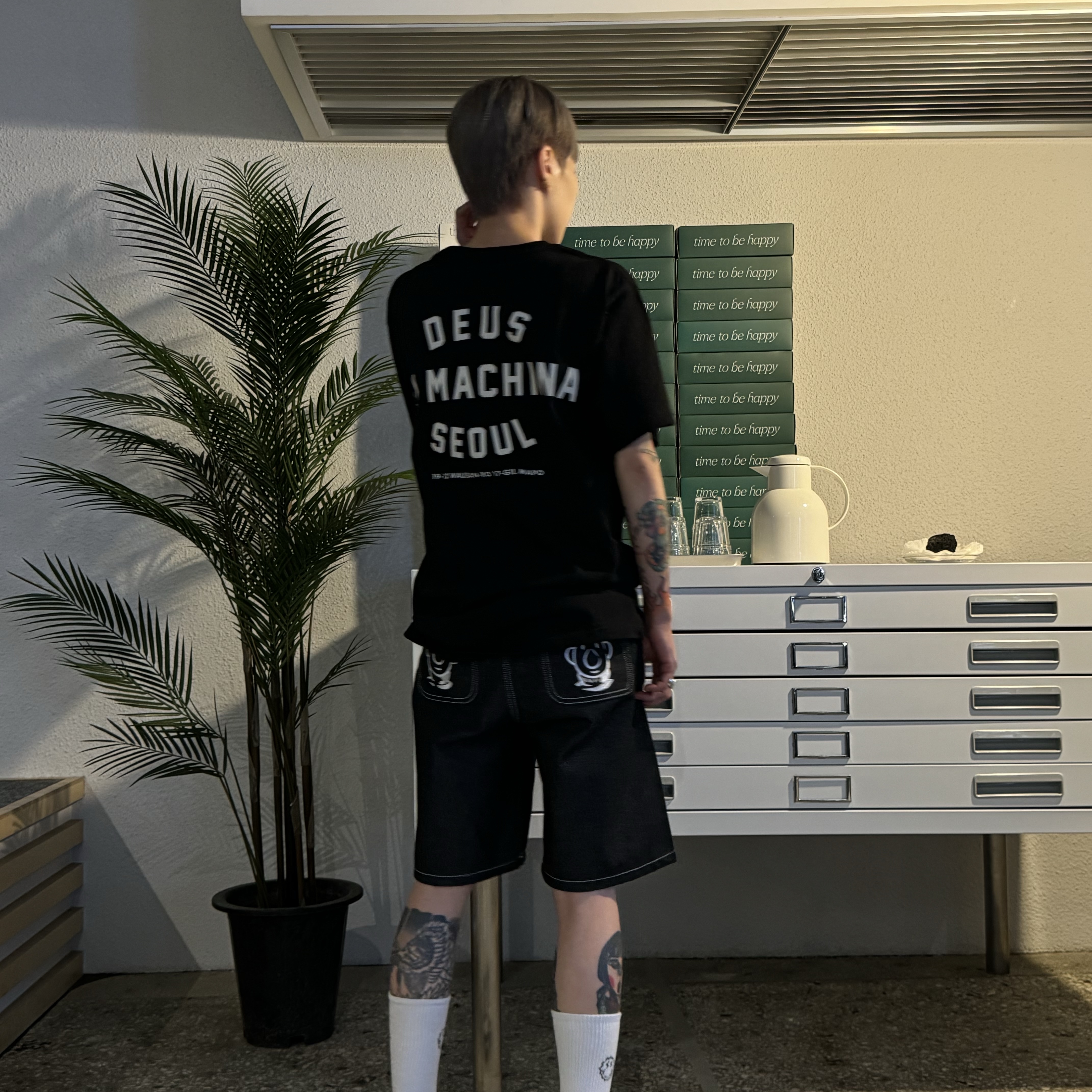 Deus Ex Machina Seoul College T-Shirt Black 착용 스타일 - 2