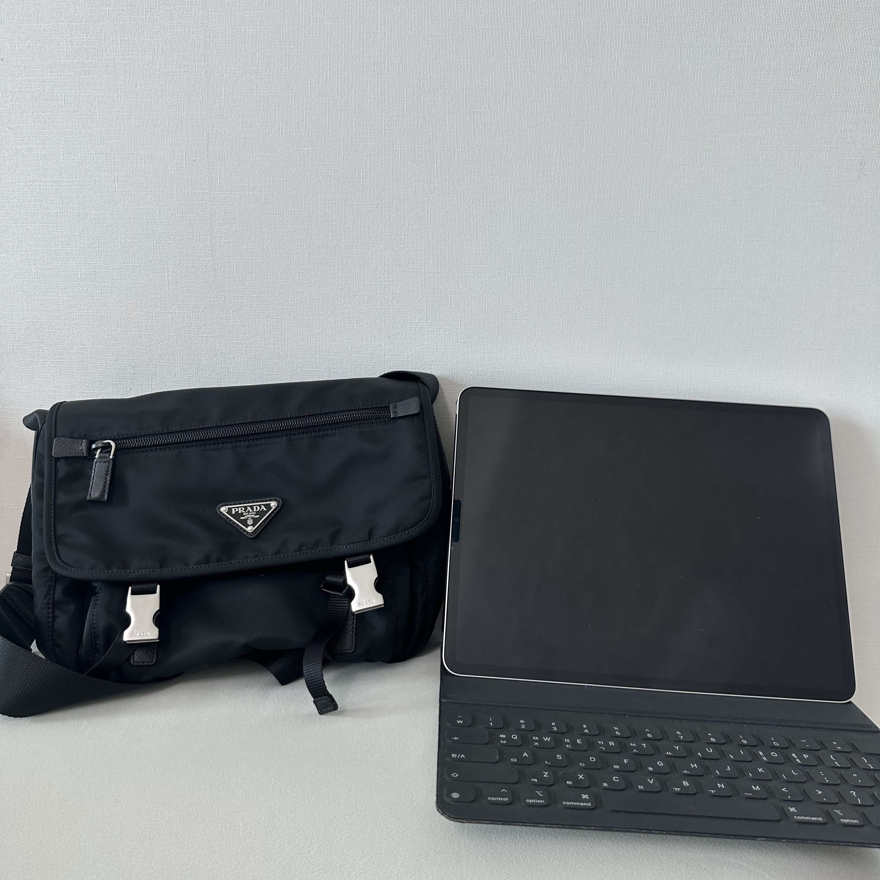 Prada Tessuto Nylon Massenger Bag Black 착용 스타일 - 2