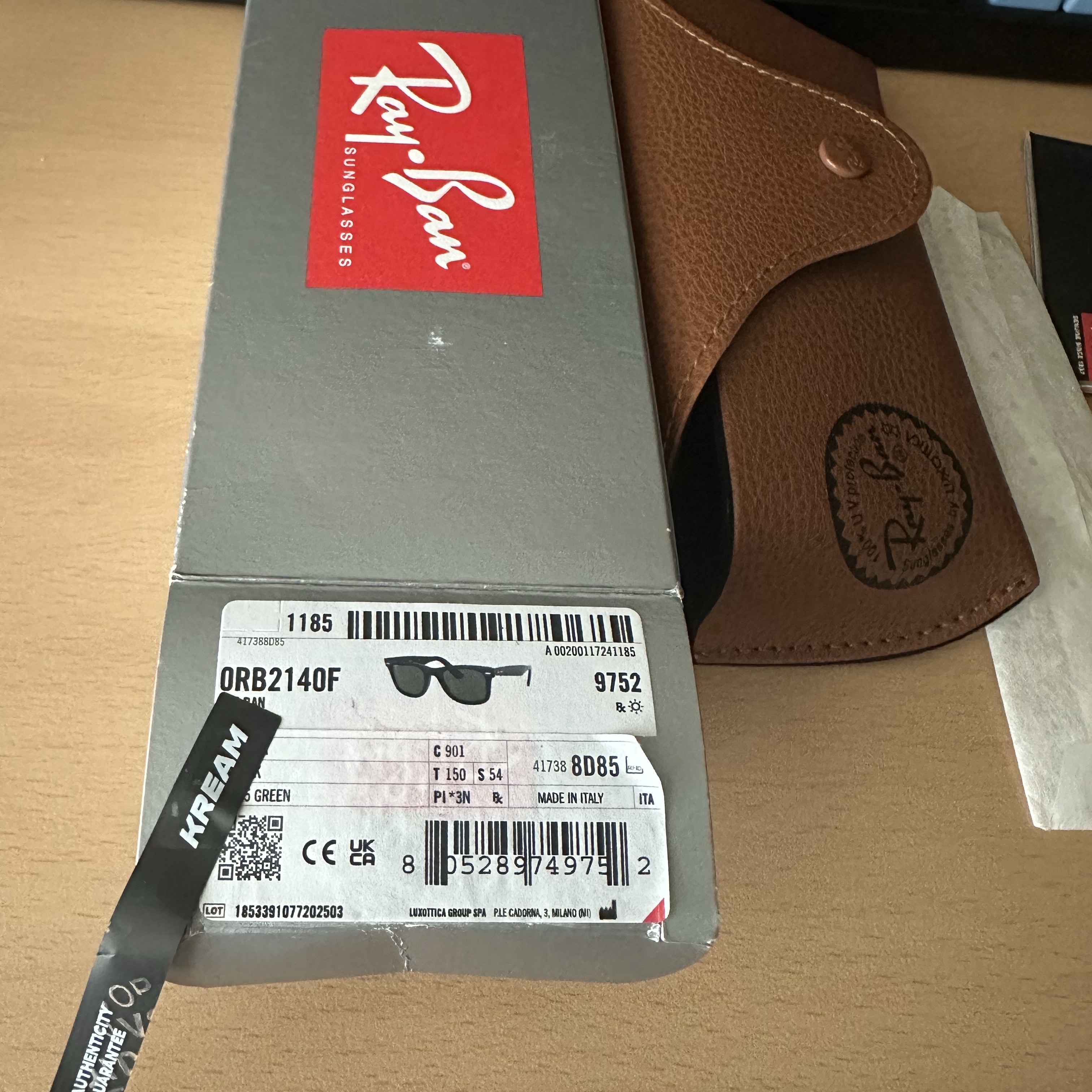 Ray-Ban Original Wayfarer Classic Polished Black Frame Green Classic G-15 Lenses Low Bridge Fit 착용 스타일