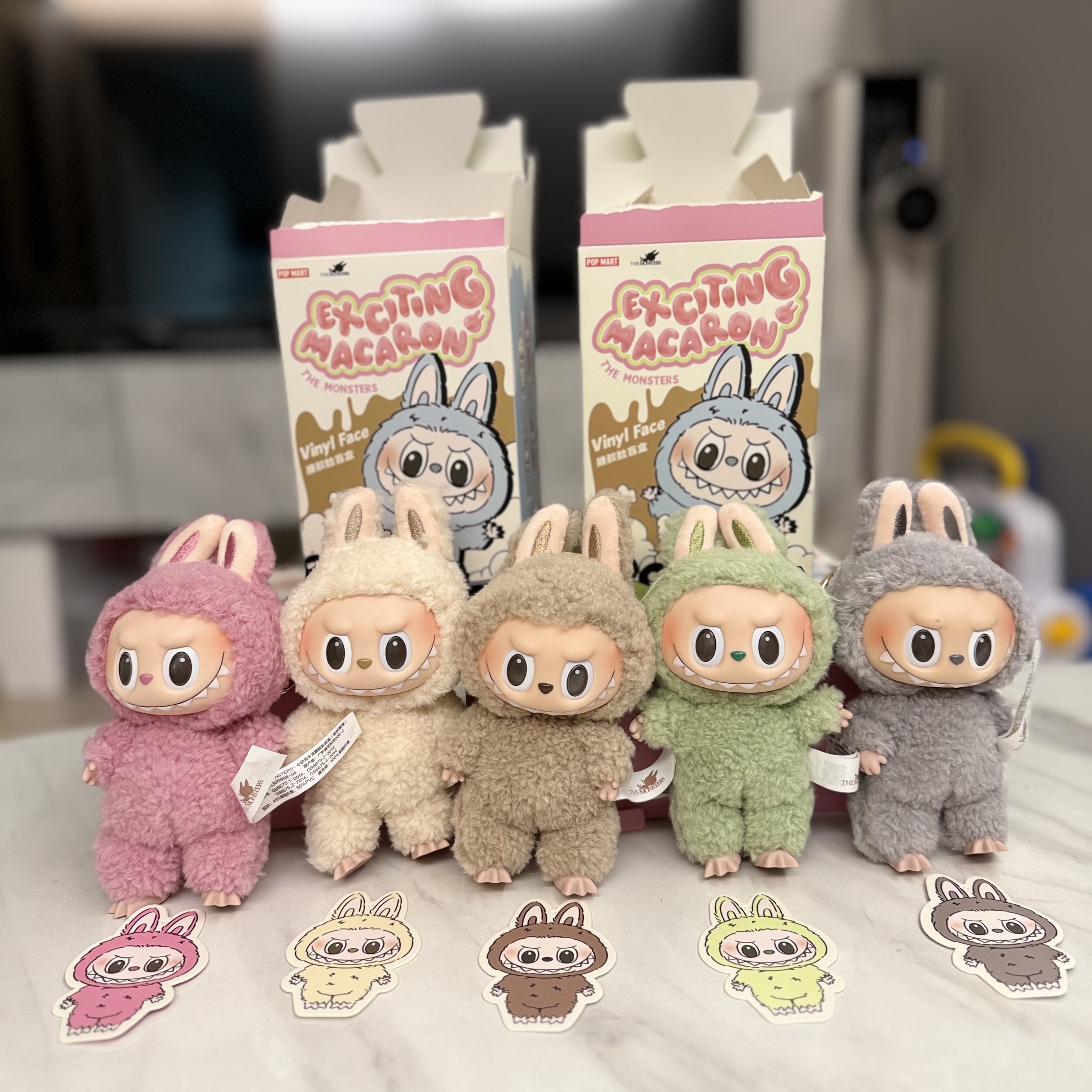 Pop Mart The Monsters Labubu Tasty Macarons Series Sealed Case (Bundle of 3/1 Blind Box), Pop Mart The Monsters Labubu Tasty Macarons Series Sealed Case (Bundle of 2/1 Blind Box) 착용 스타일