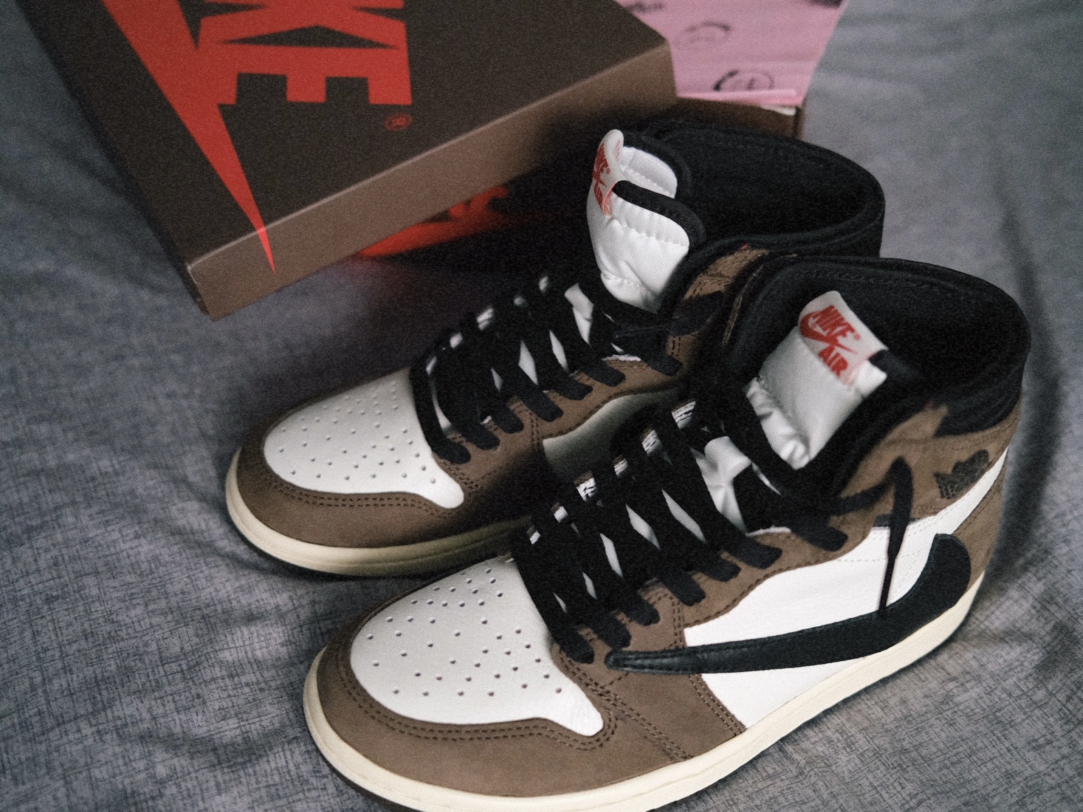 Jordan 1 x Travis Scott Retro High OG SP Mocha, Jordan 1 x Travis Scott Retro Low OG SP Sail and Ridgerock 착용 스타일 - 1