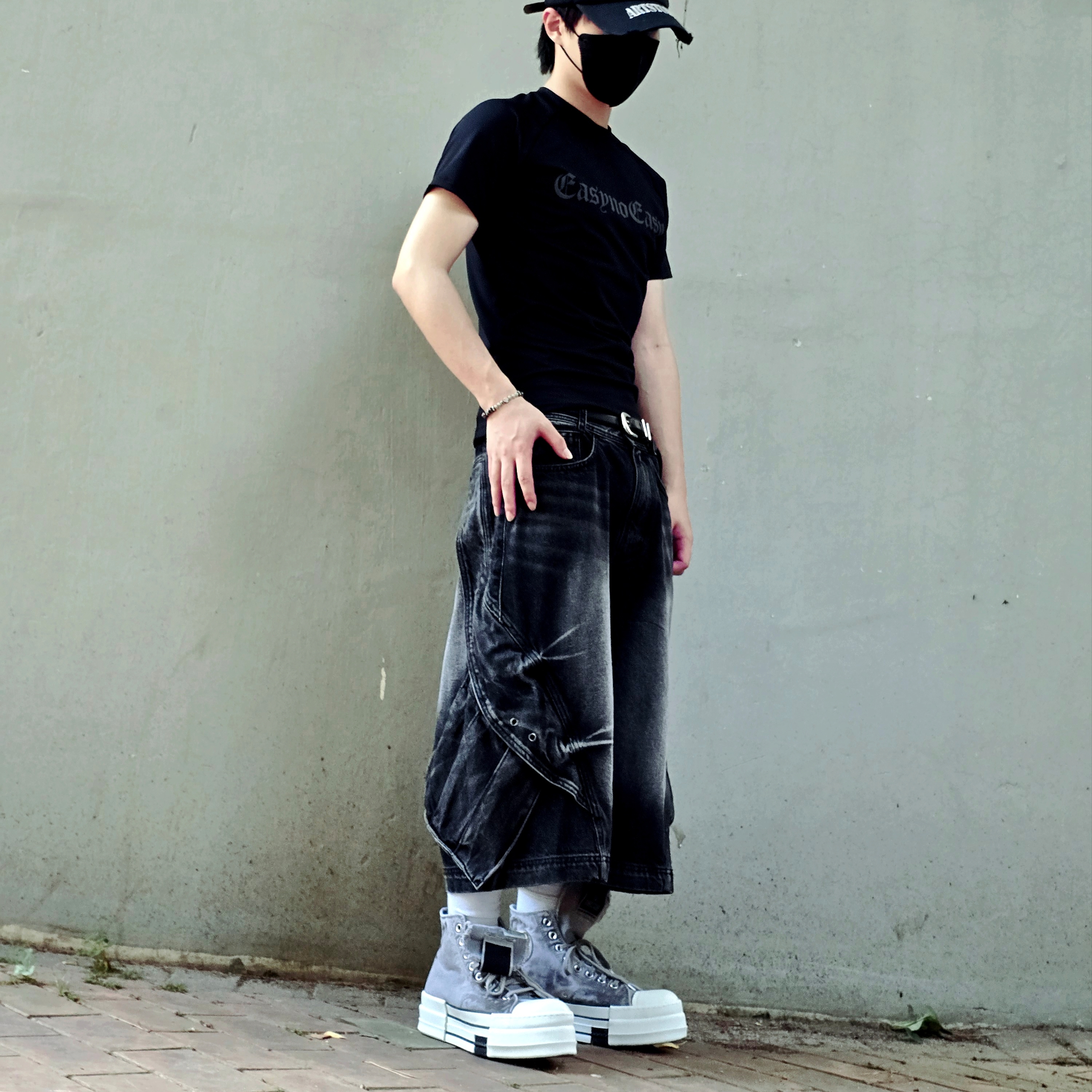 Converse x Drkshdw DBL Drkstar Overdye Chuck 70 Hi Concrete, BLR Curved Cover Cargo Bermuda Washing Denim Pants Black 착용 스타일 - 4