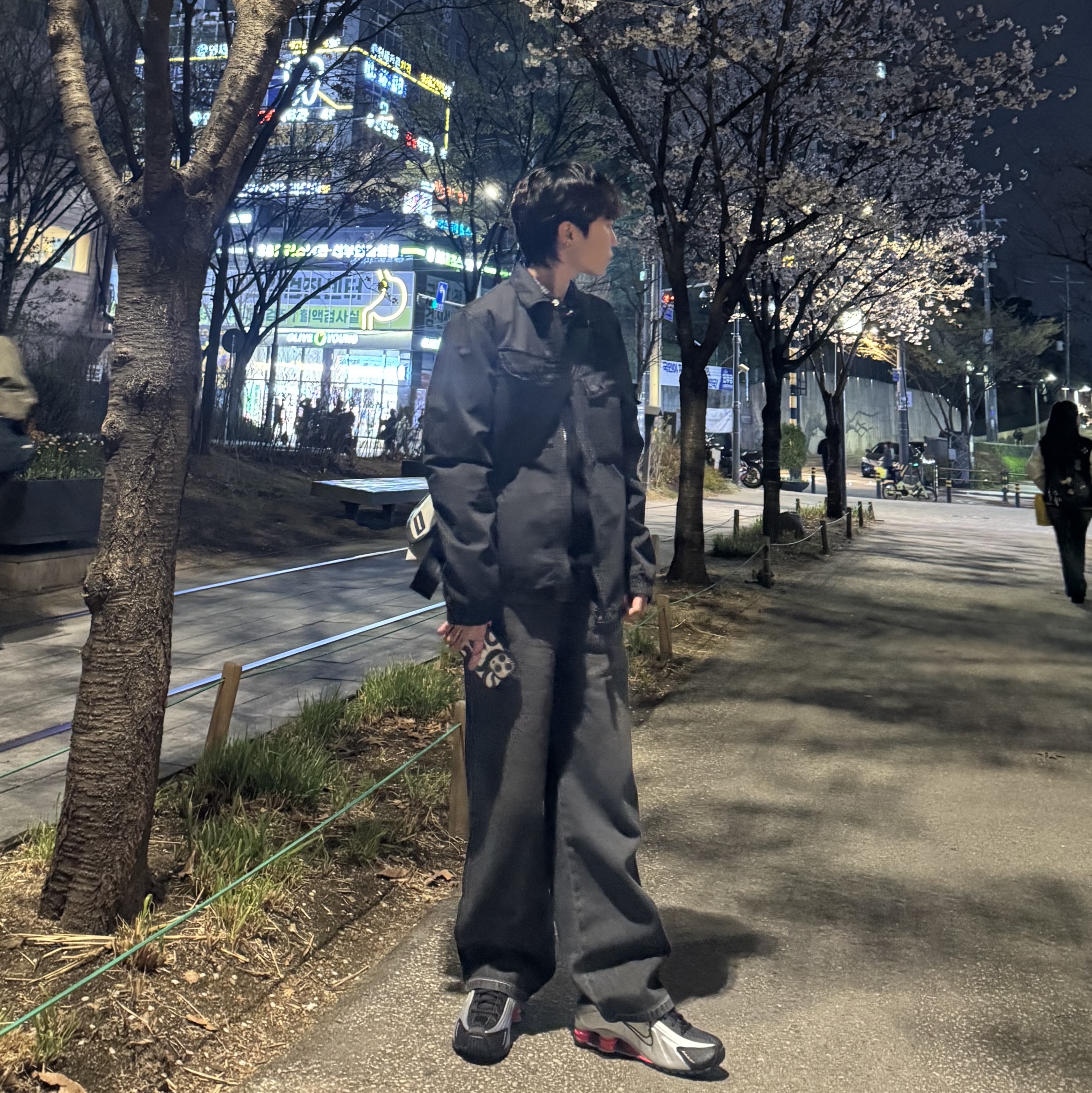 Nike Shox R4 Metallic Silver Red 착용 스타일 - 2