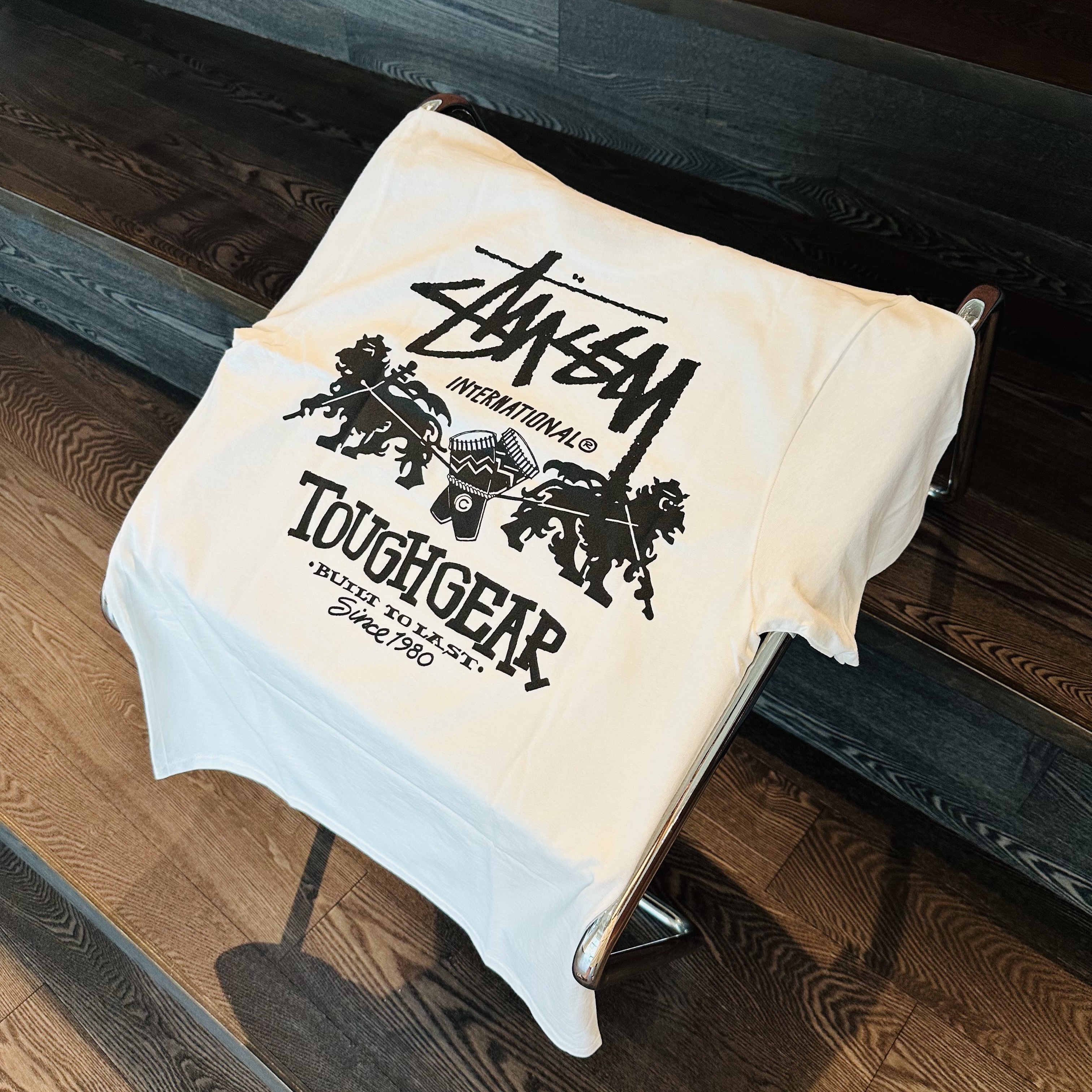Stussy Tough Gear International T-Shirt White, Stussy Tough Gear International T-Shirt Black 착용 스타일 - 5