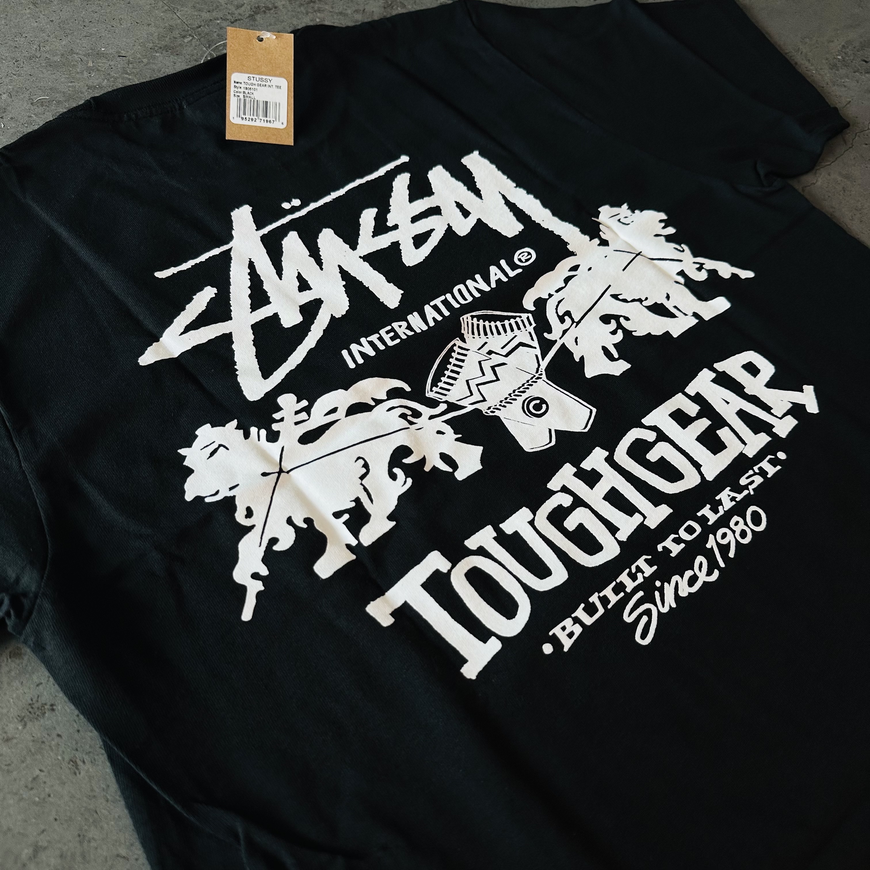 Stussy Tough Gear International T-Shirt White, Stussy Tough Gear International T-Shirt Black 착용 스타일 - 3