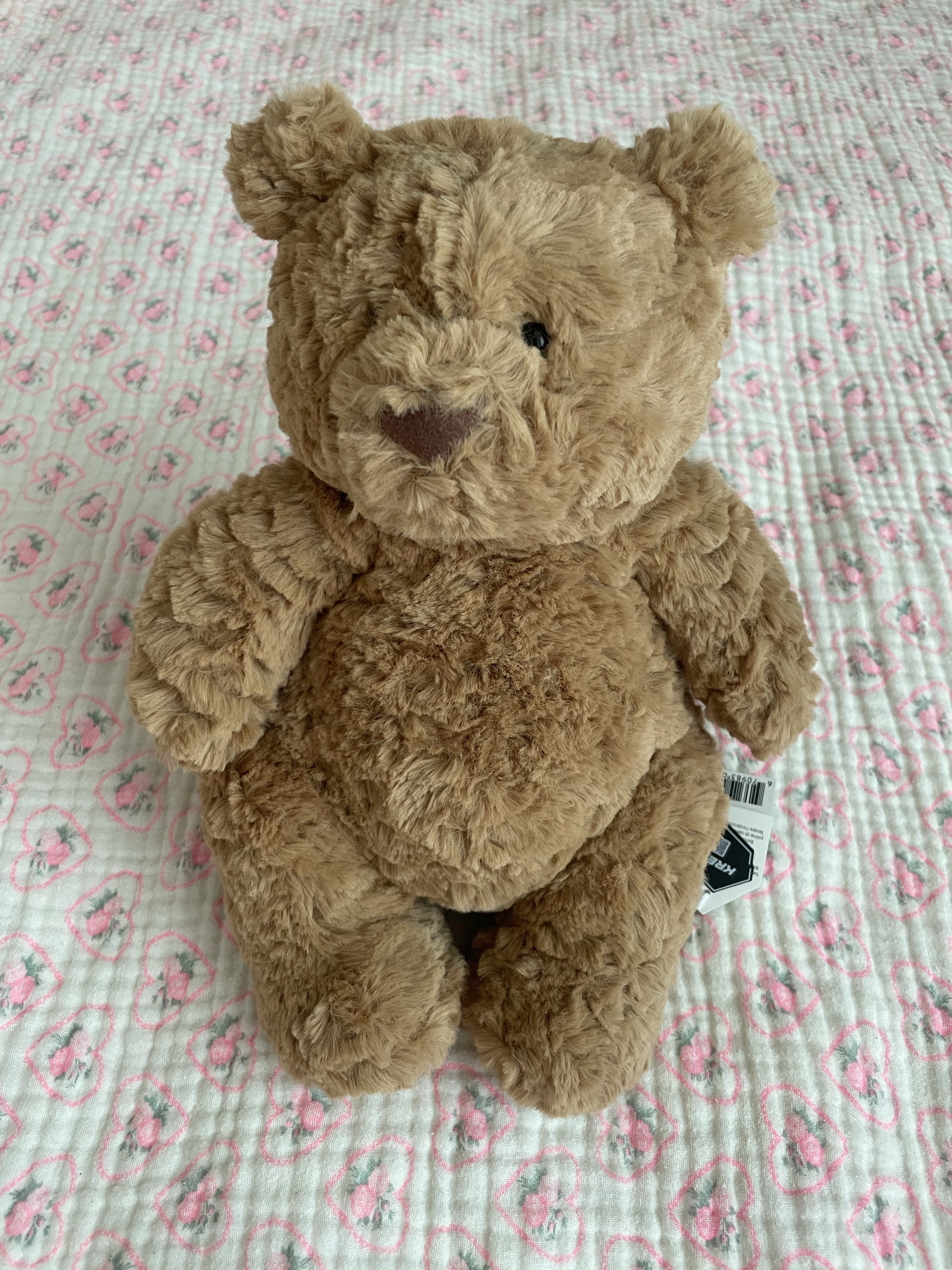 Jellycat Bartholomew Bear Medium Brown 착용 스타일