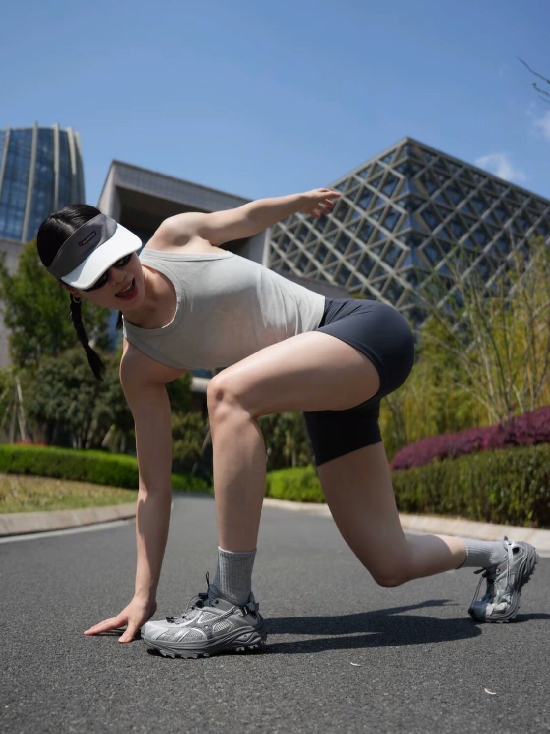 Mizuno Racer Trail SE Silver Grey, (W) Celine Triomphe 01 Sunglasses in Acetate Black 착용 스타일 - 2