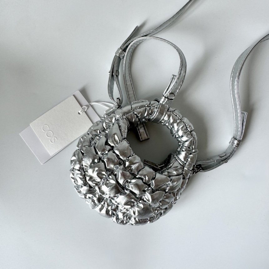 COS Quilted Nano Crossbody Bag Silver, COS Quilted Micro Bag Silver 착용 스타일 - 2