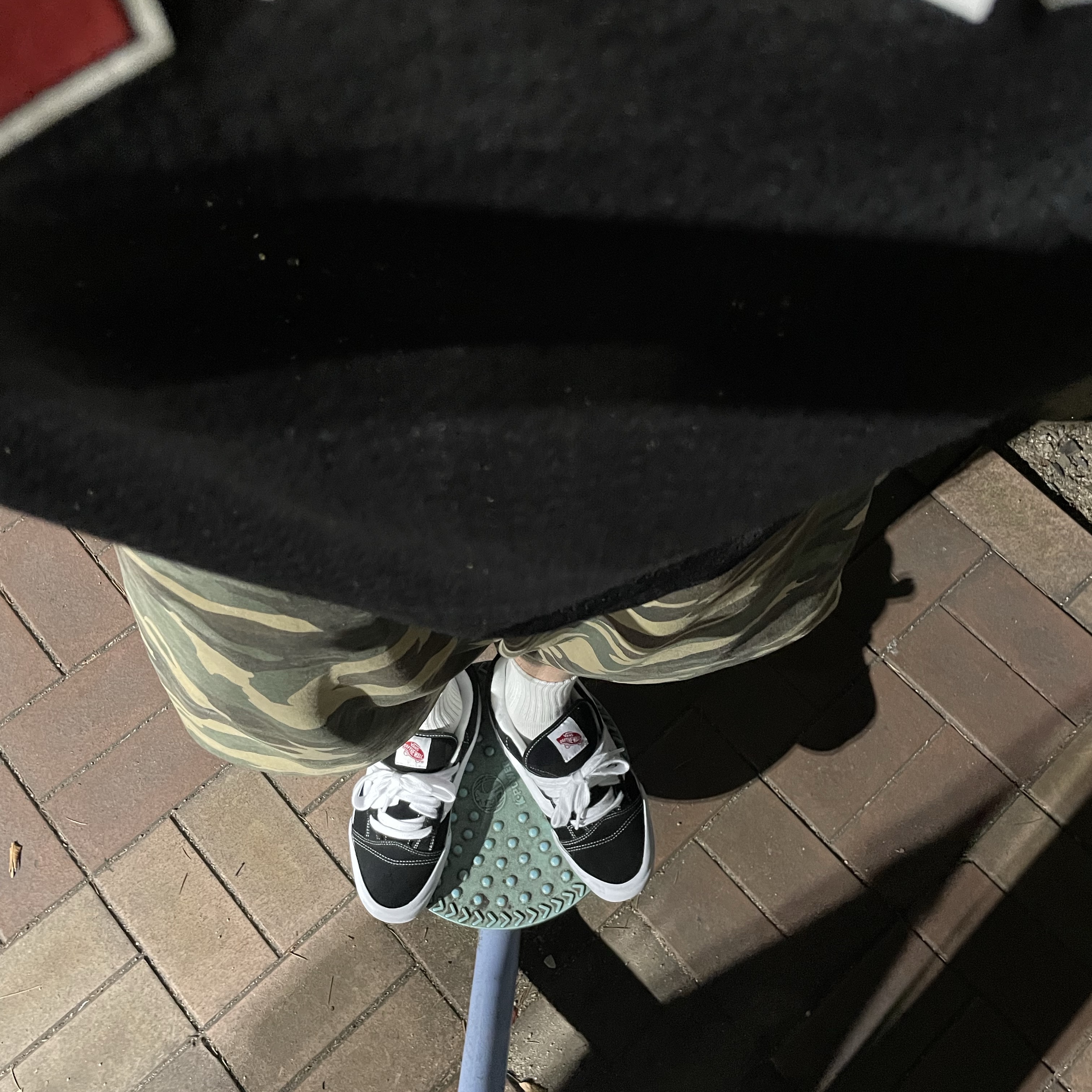 SLOW RECORD HOUSE Carpenter Bermuda Wide Camo Pants Vintage Green, Vans Knu-Skool Black True White 착용 스타일