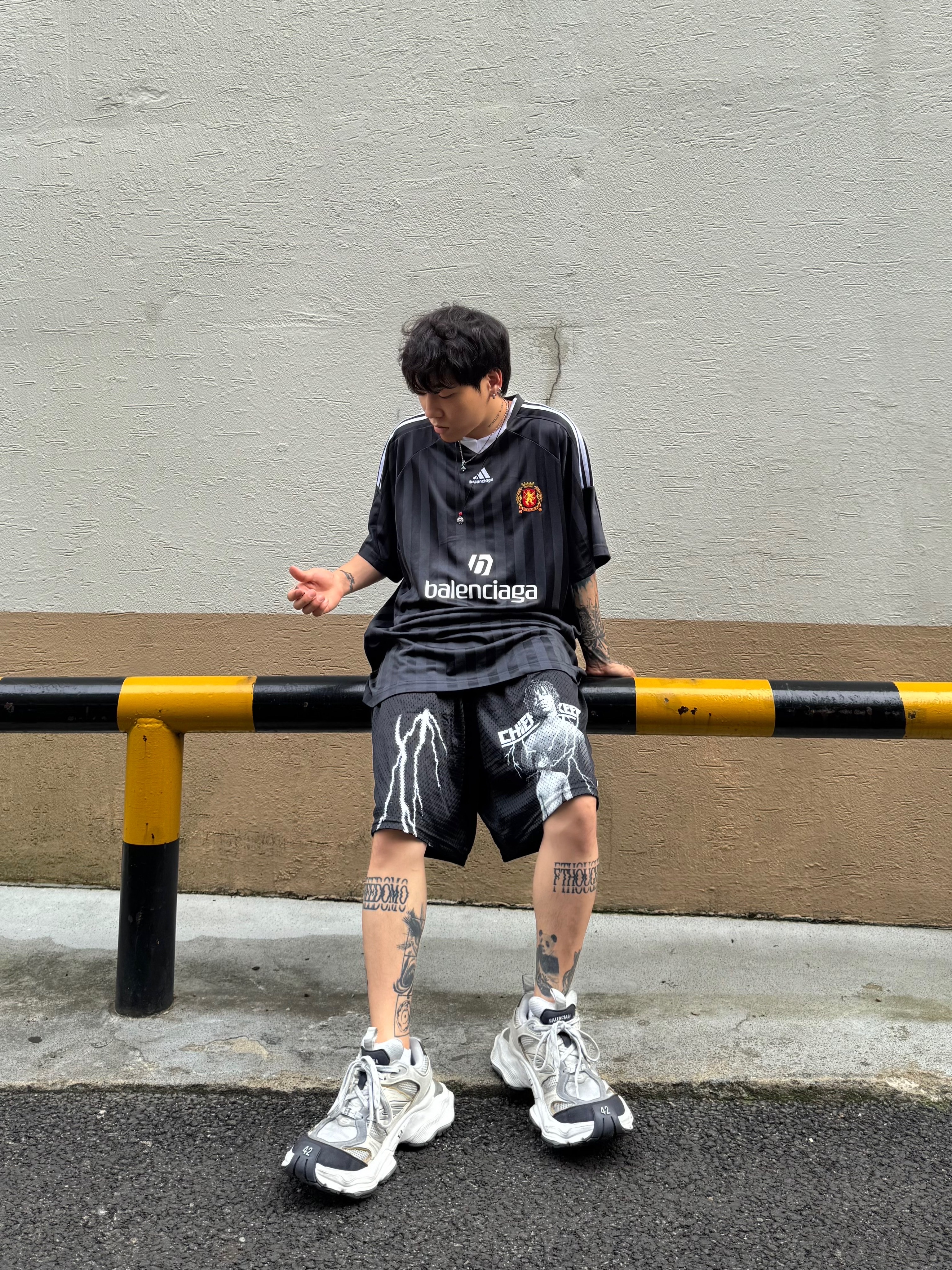 Balenciaga Cargo Sneakers White Grey 착용 스타일 - 4