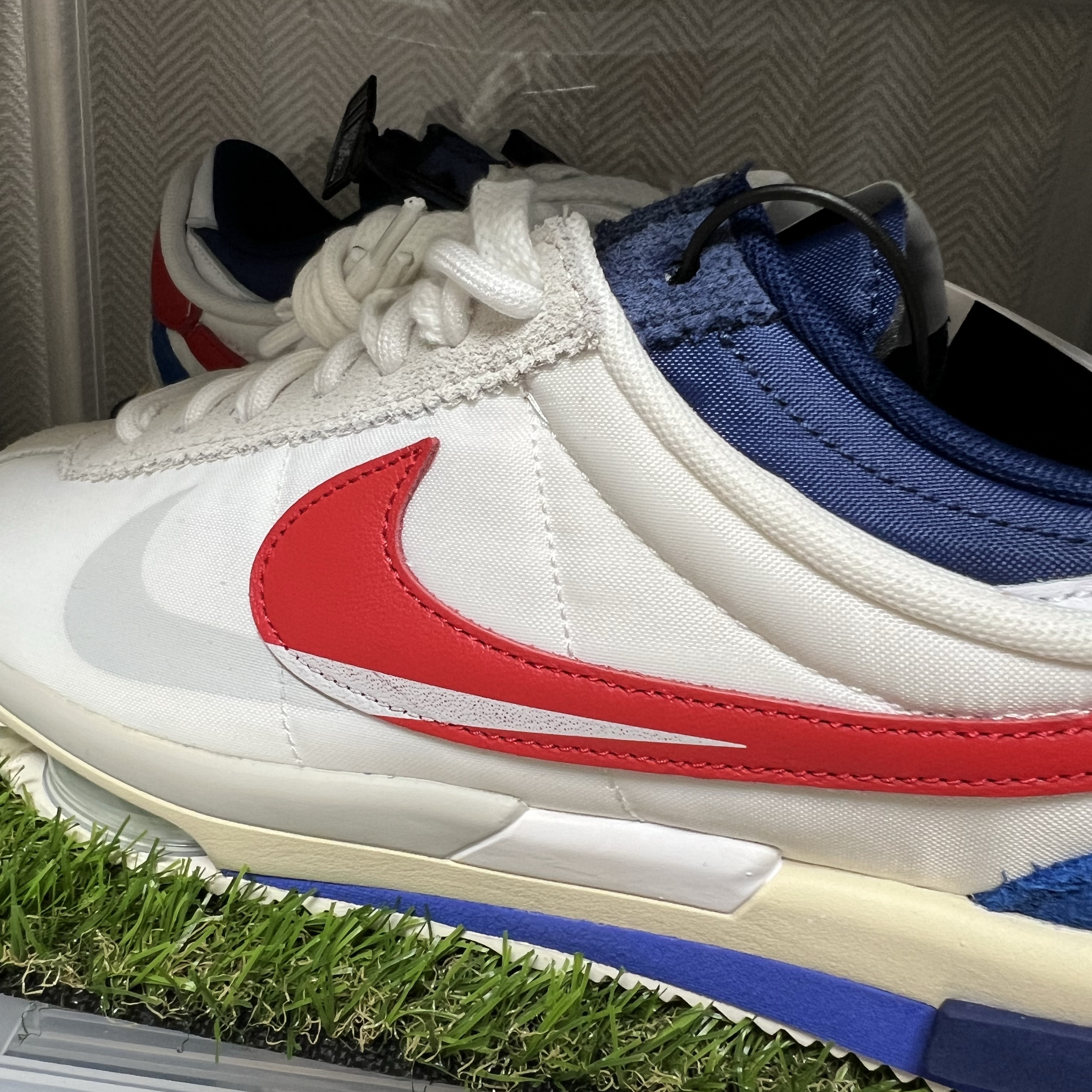 Nike x Sacai Zoom Cortez SP White and University Red 착용 스타일