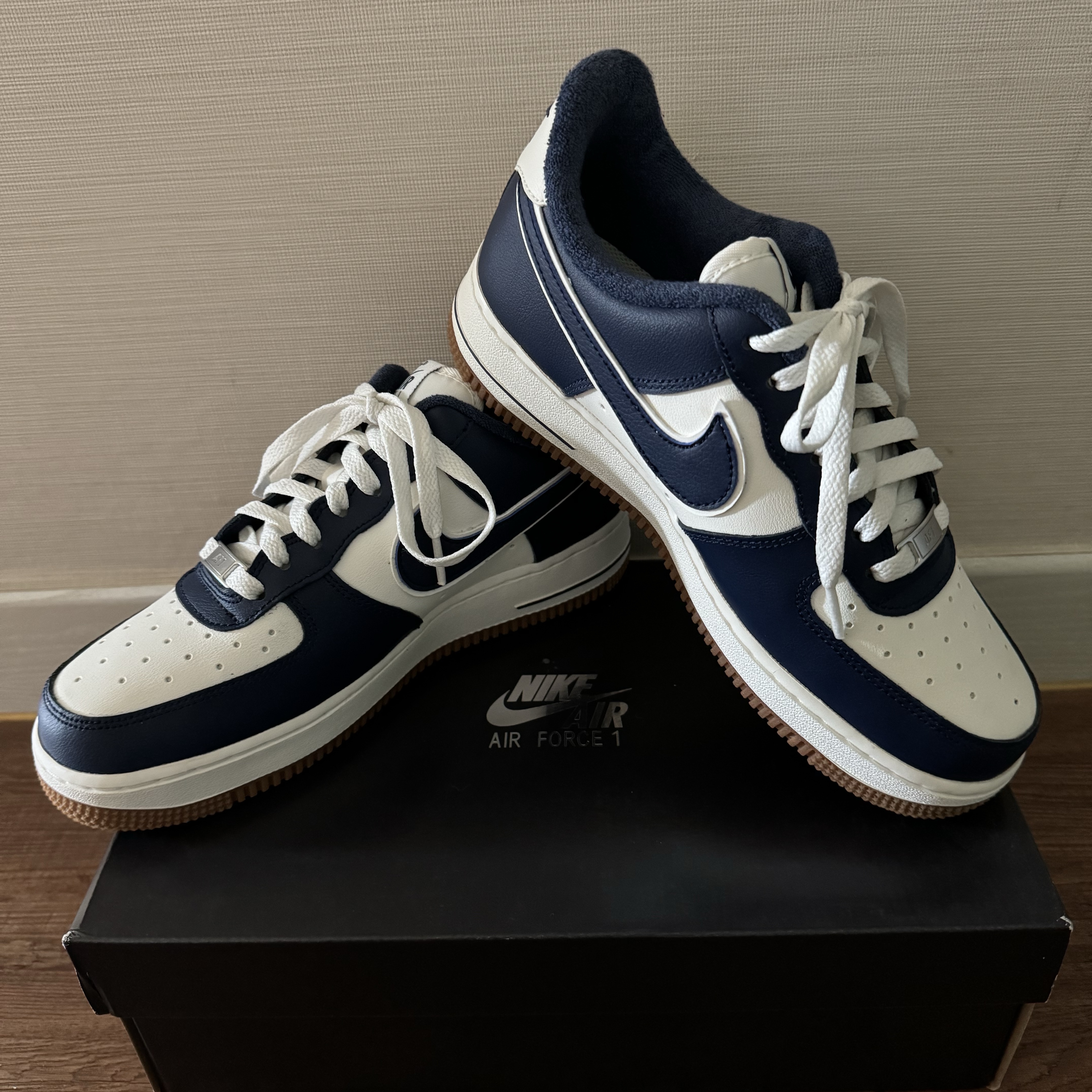Nike Air Force 1 '07 LV8 Midnight Navy 착용 스타일 - 4