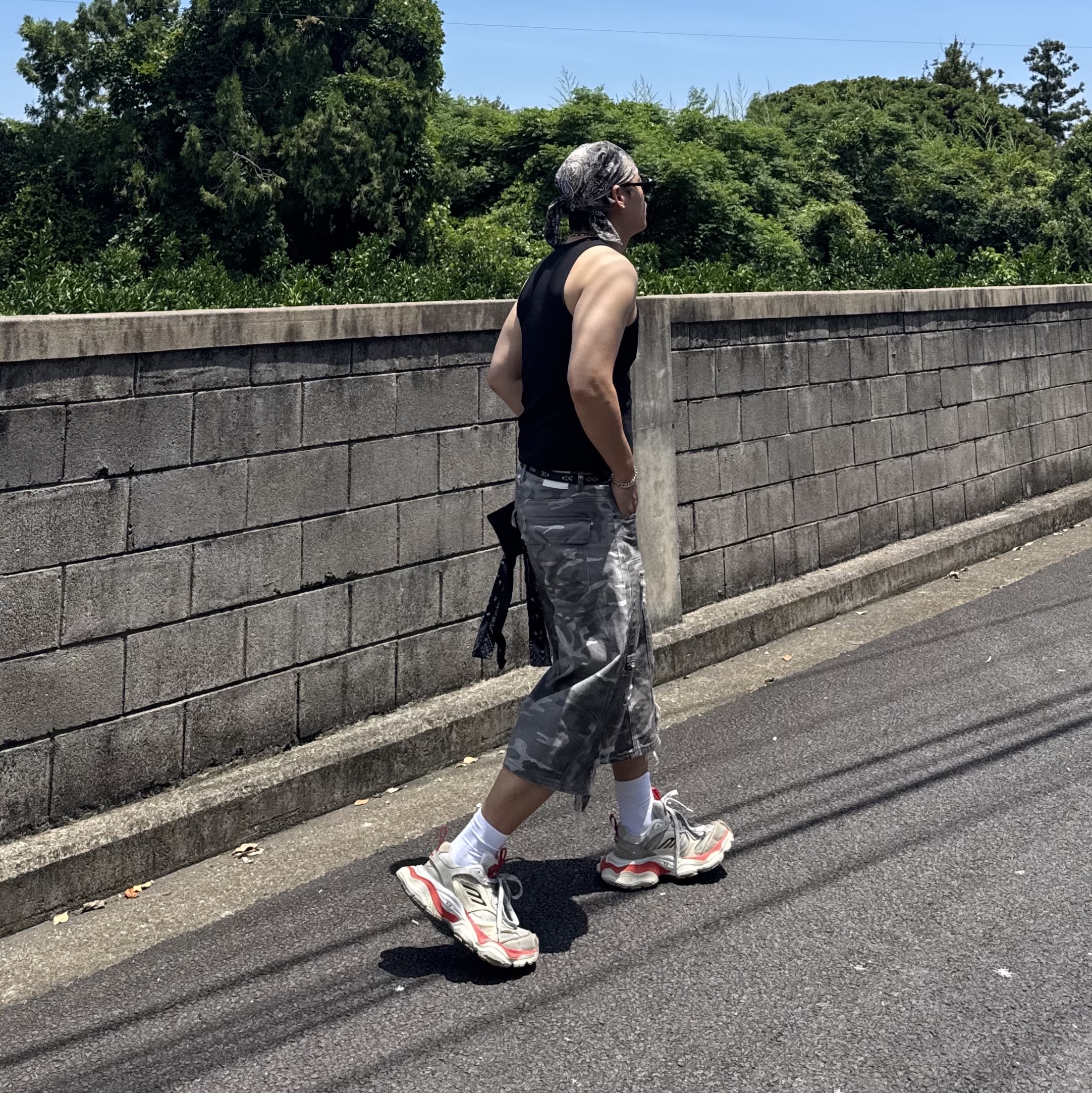 Balenciaga Cargo Sneakers Beige Grey Red 착용 스타일 - 4