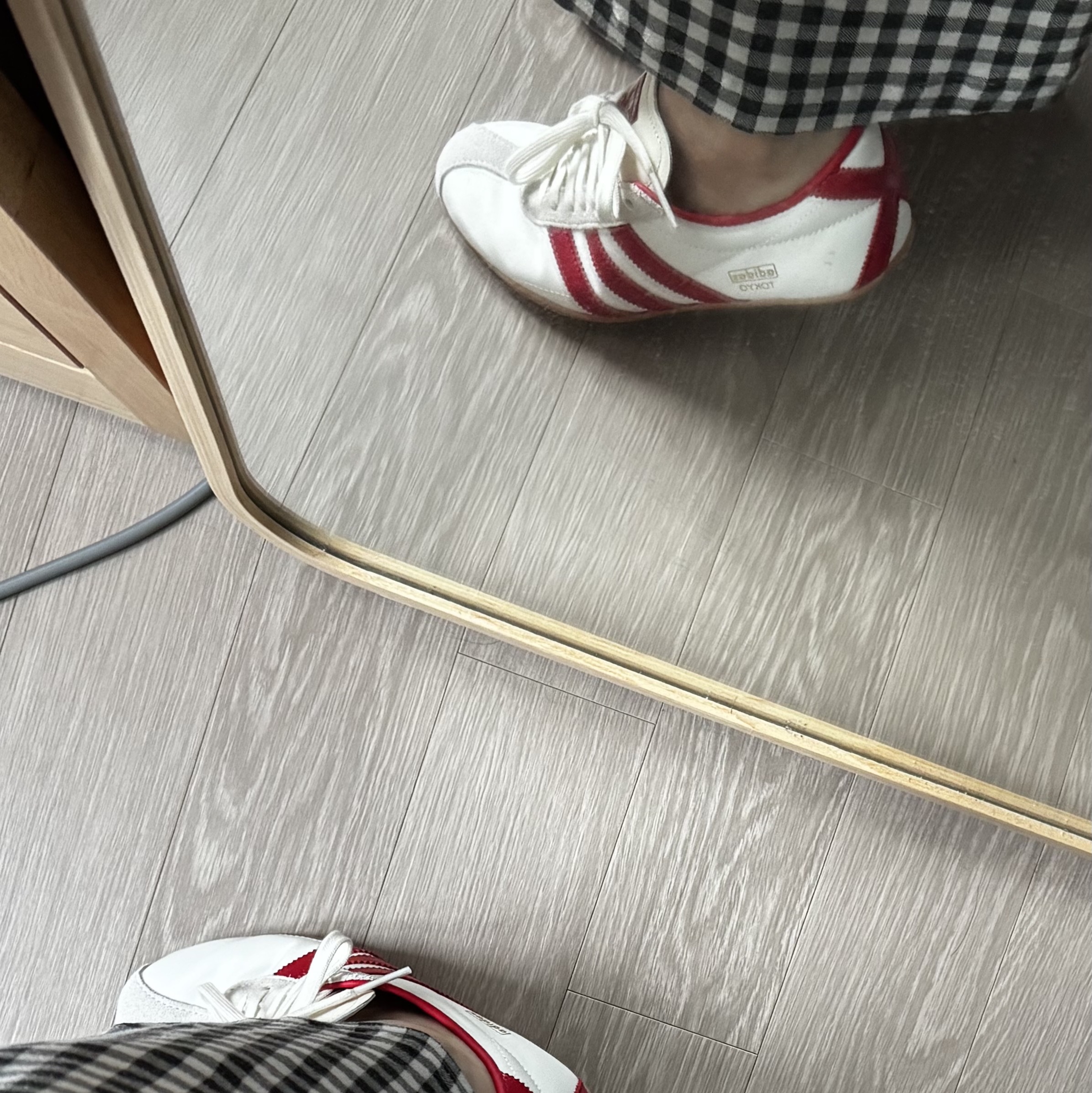 (W) Adidas Tokyo Off White Better Scarlet 착용 스타일 - 1