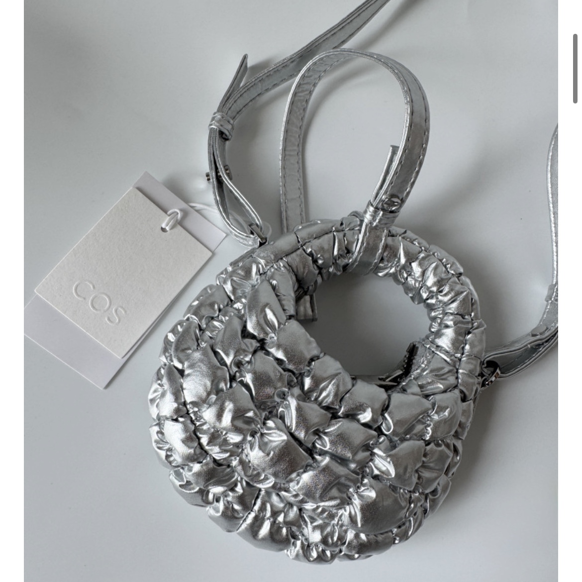 COS Quilted Nano Crossbody Bag Silver, COS Quilted Micro Bag Silver 착용 스타일 - 3