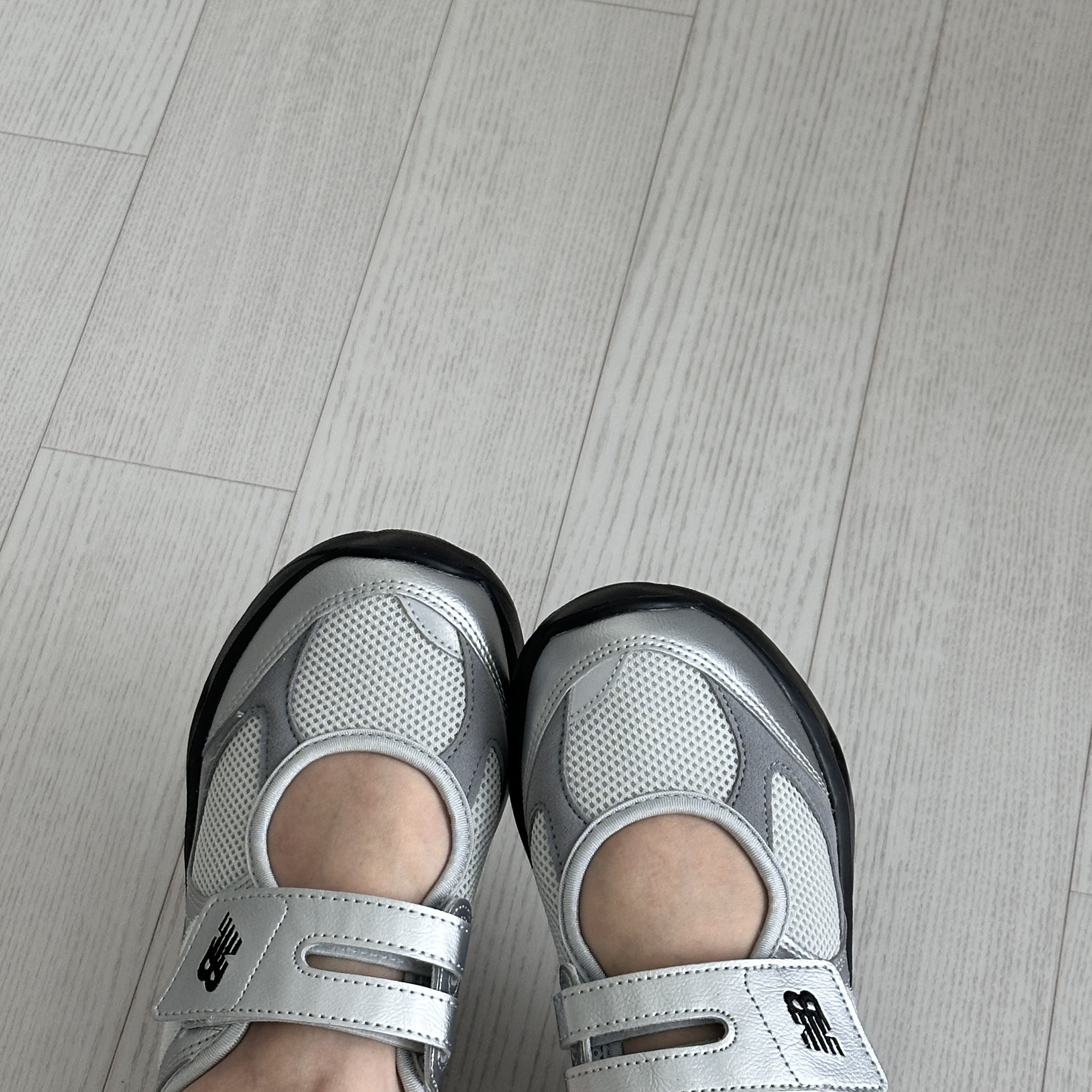 (W) New Balance Breeze SD2202 Metalic Silver 착용 스타일 - 2