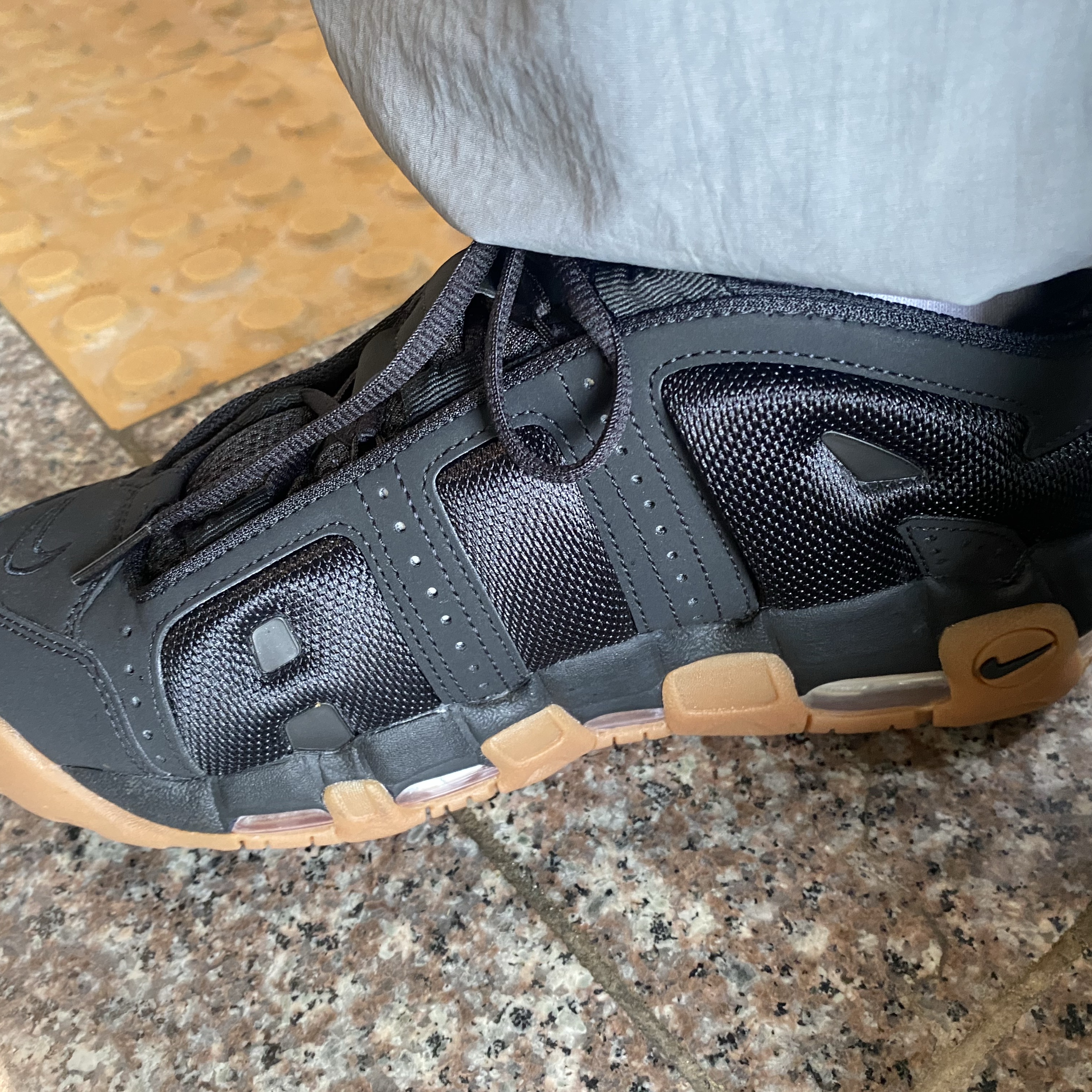 Nike Air More Uptempo Low Black and Gum Medium Brown 착용 스타일 - 2