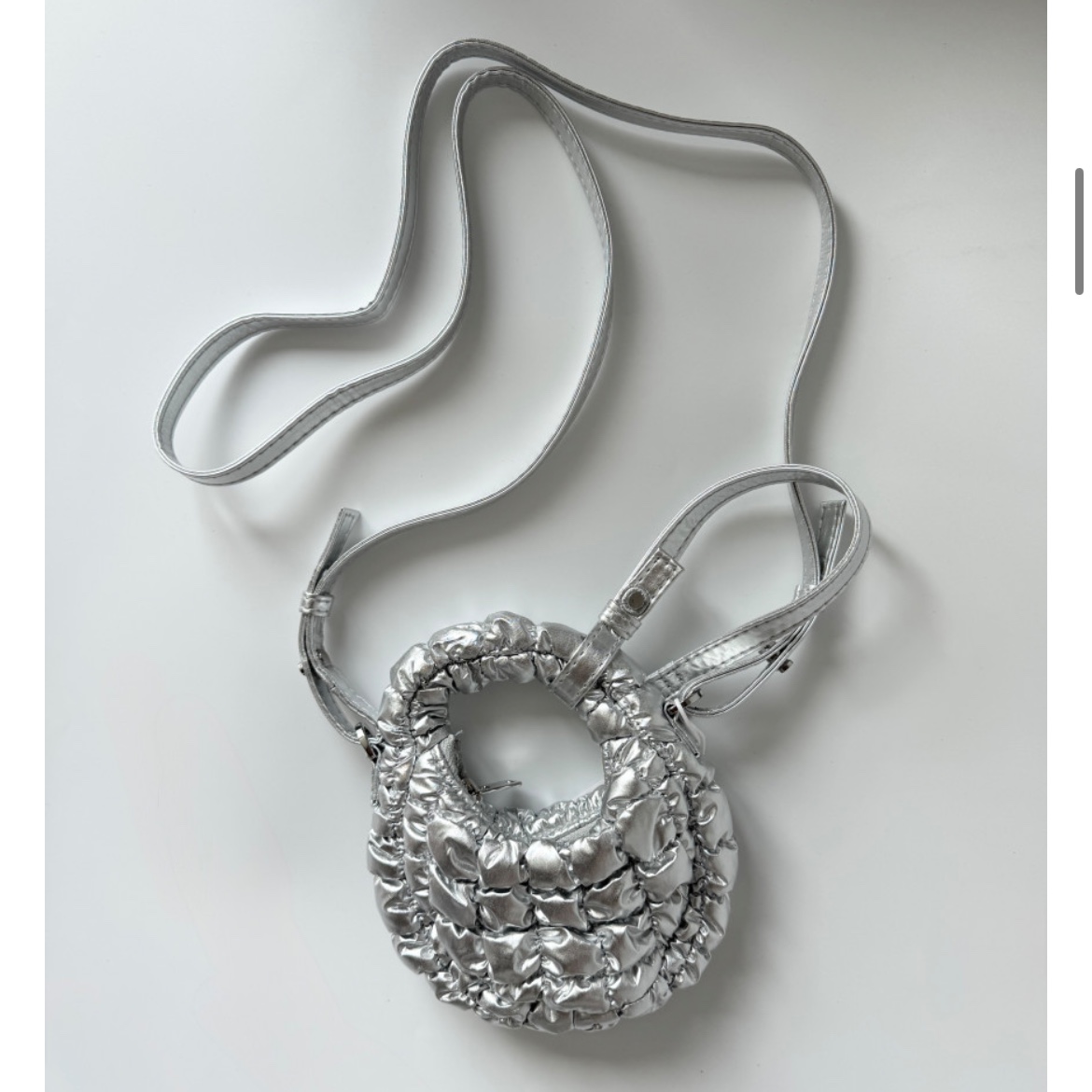 COS Quilted Nano Crossbody Bag Silver, COS Quilted Micro Bag Silver 착용 스타일 - 4