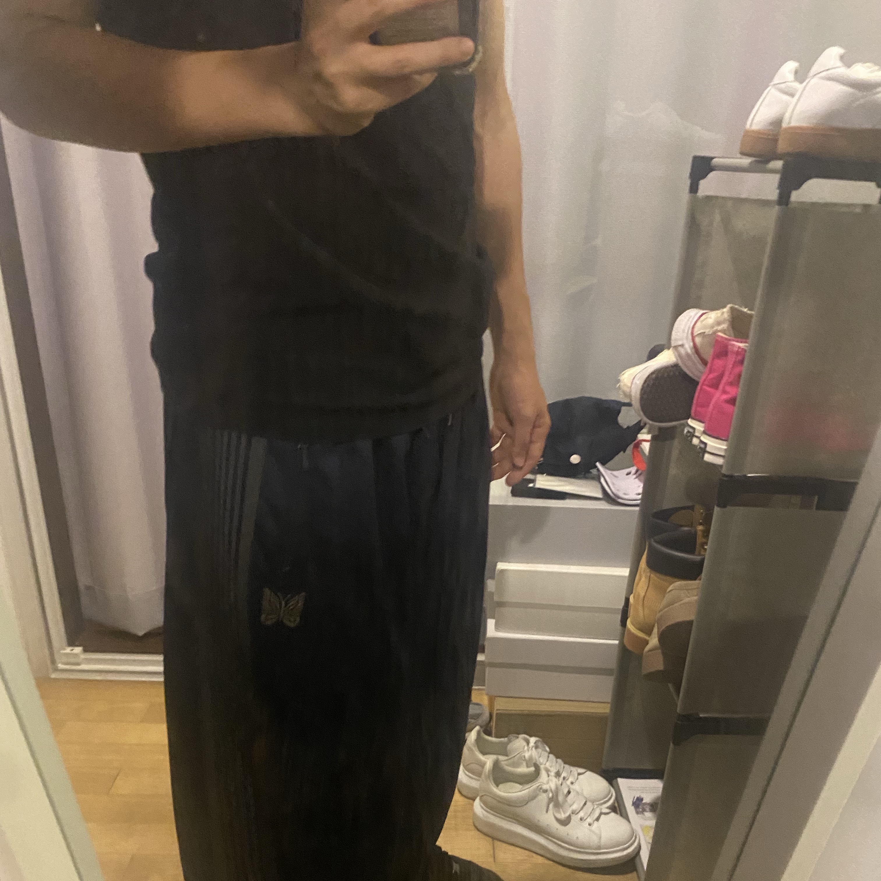 Needles x Freak's Store H.D. Track Pants Poly Smooth Navy, Alexander McQueen Oversized Sneakers White 착용 스타일