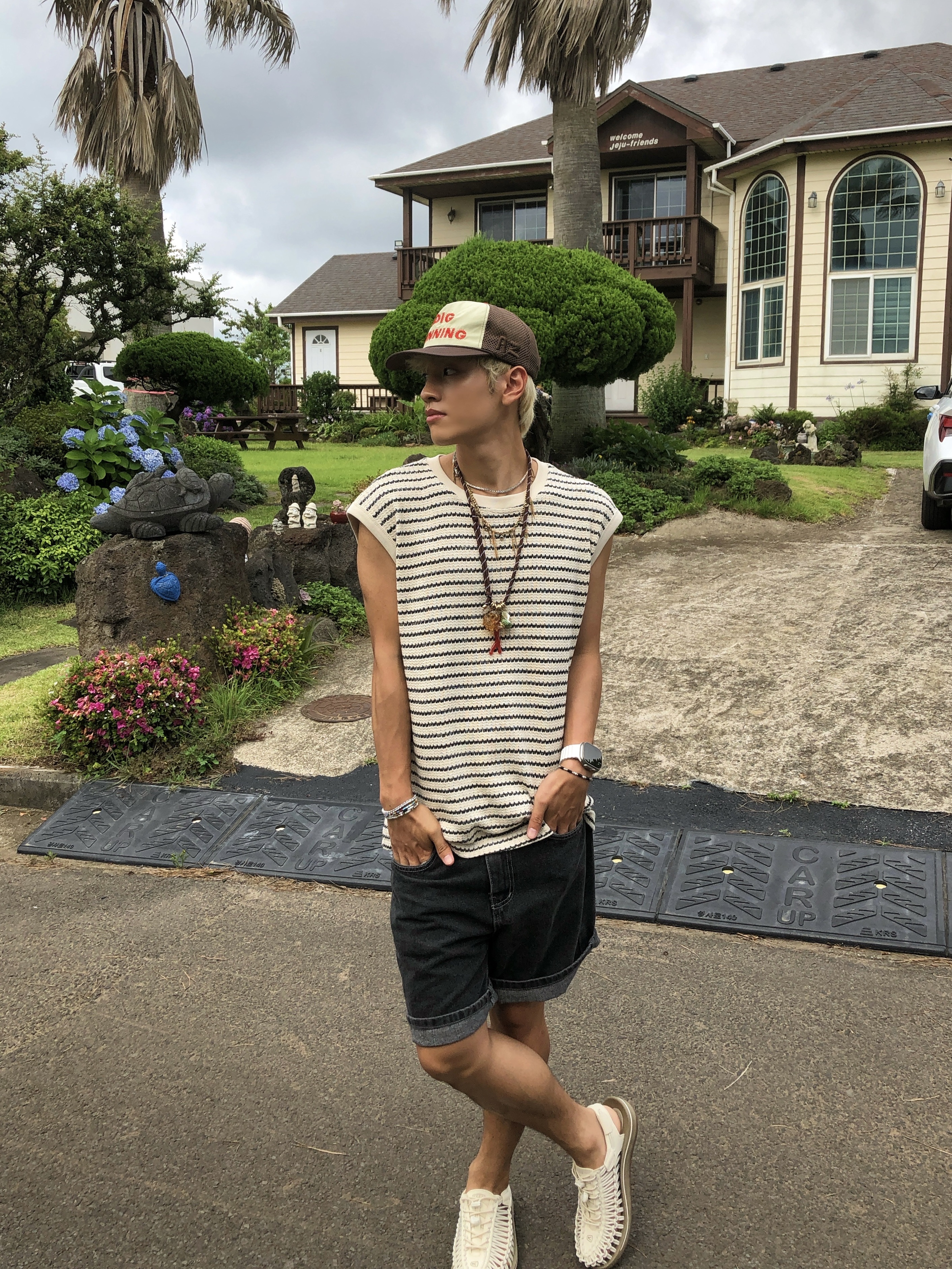 Alex Zono I Dig Running Trucker Hat OG Brown, Keen Uneek Sandal Men White Cap/Cornstalk 착용 스타일 - 2