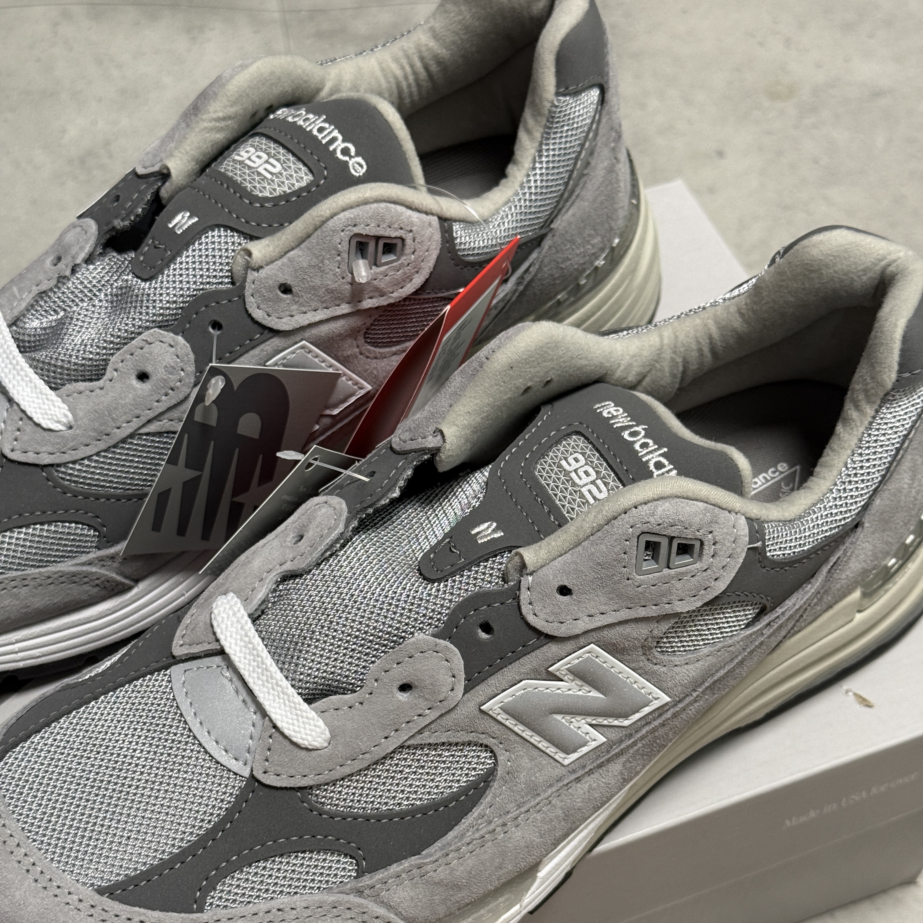 New Balance 992 Made in USA Core Grey Silver Metallic 착용 스타일 - 2