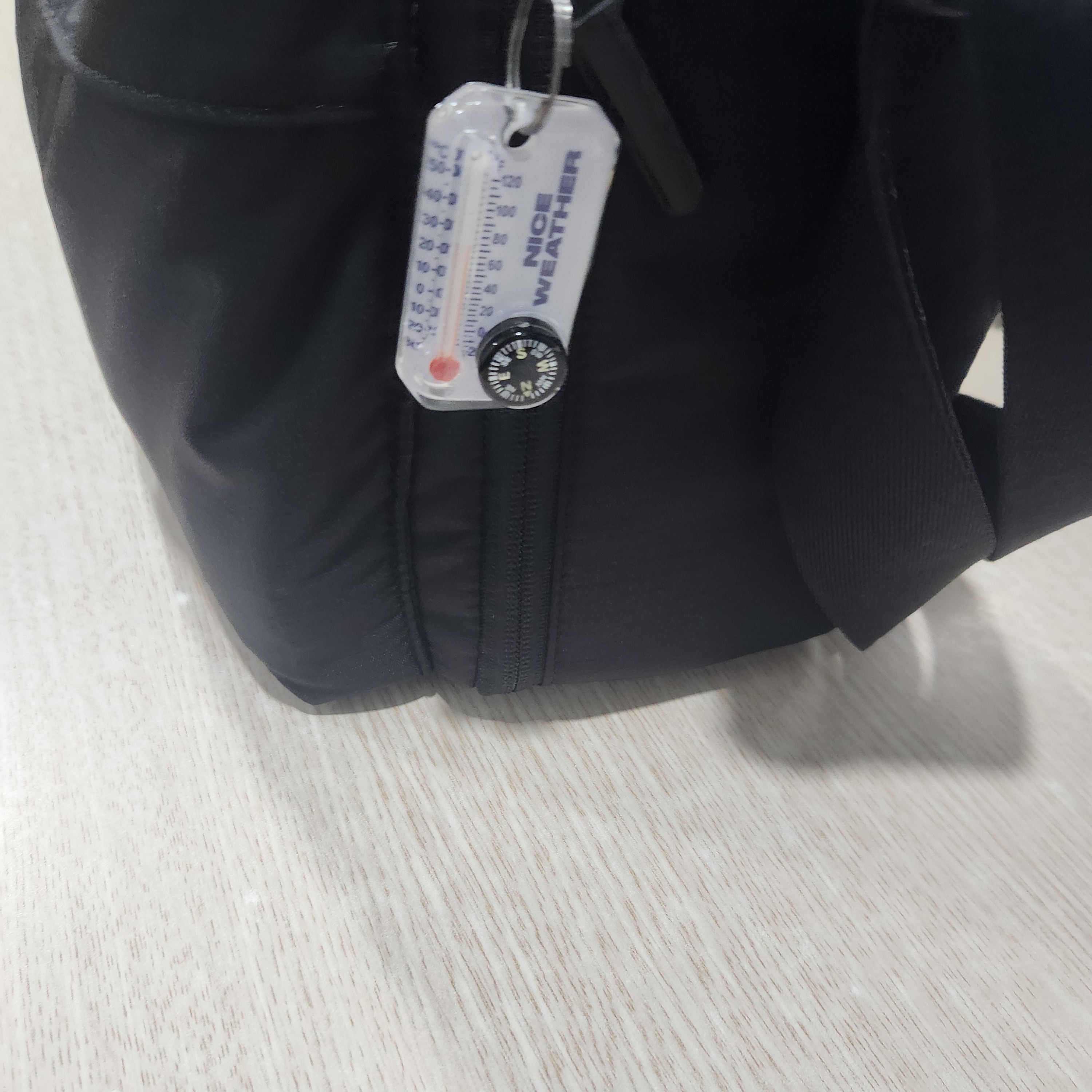 Nice Weather Thermometer Keyring White 착용 스타일 - 2