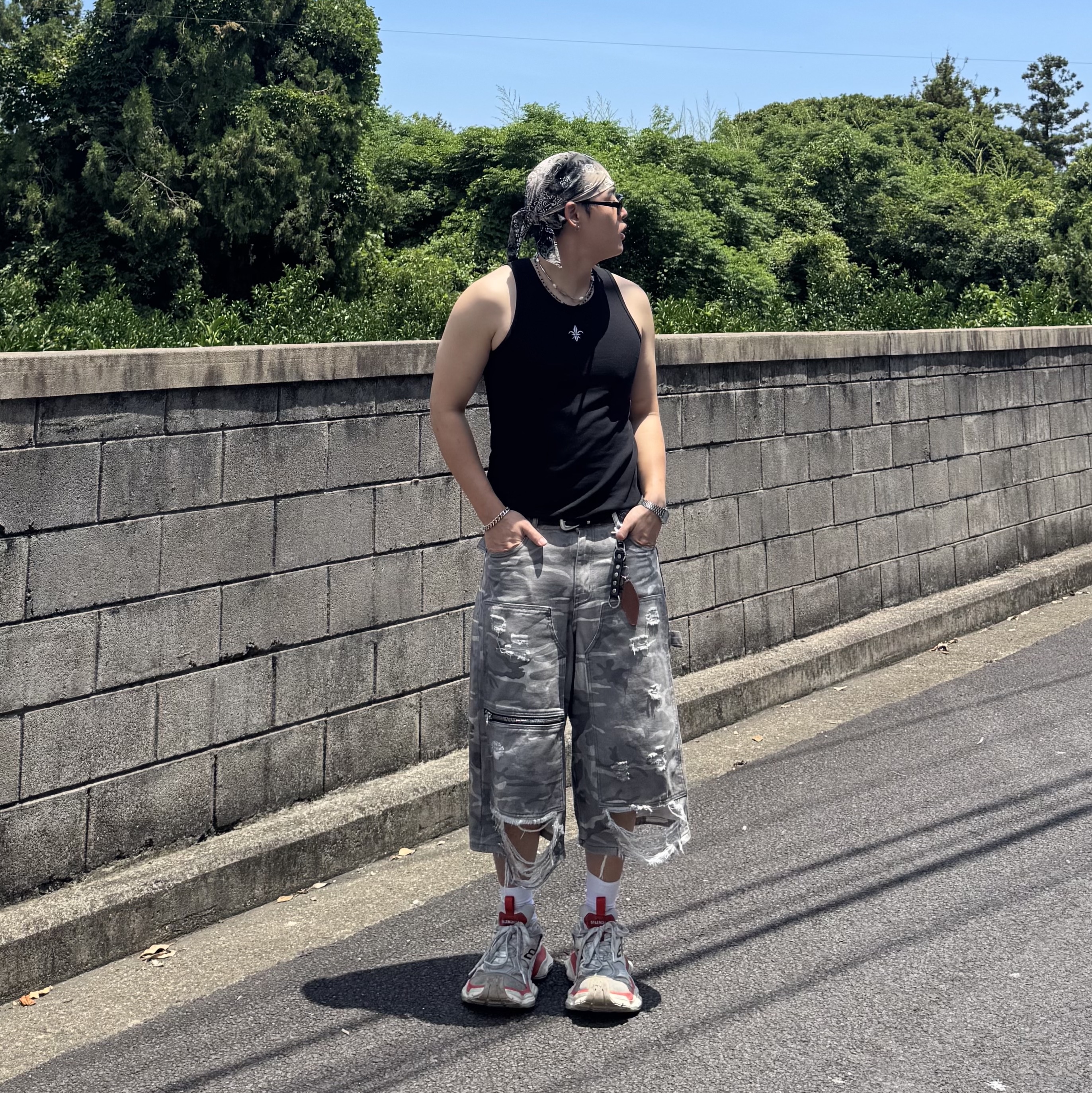 Balenciaga Cargo Sneakers Beige Grey Red 착용 스타일 - 2