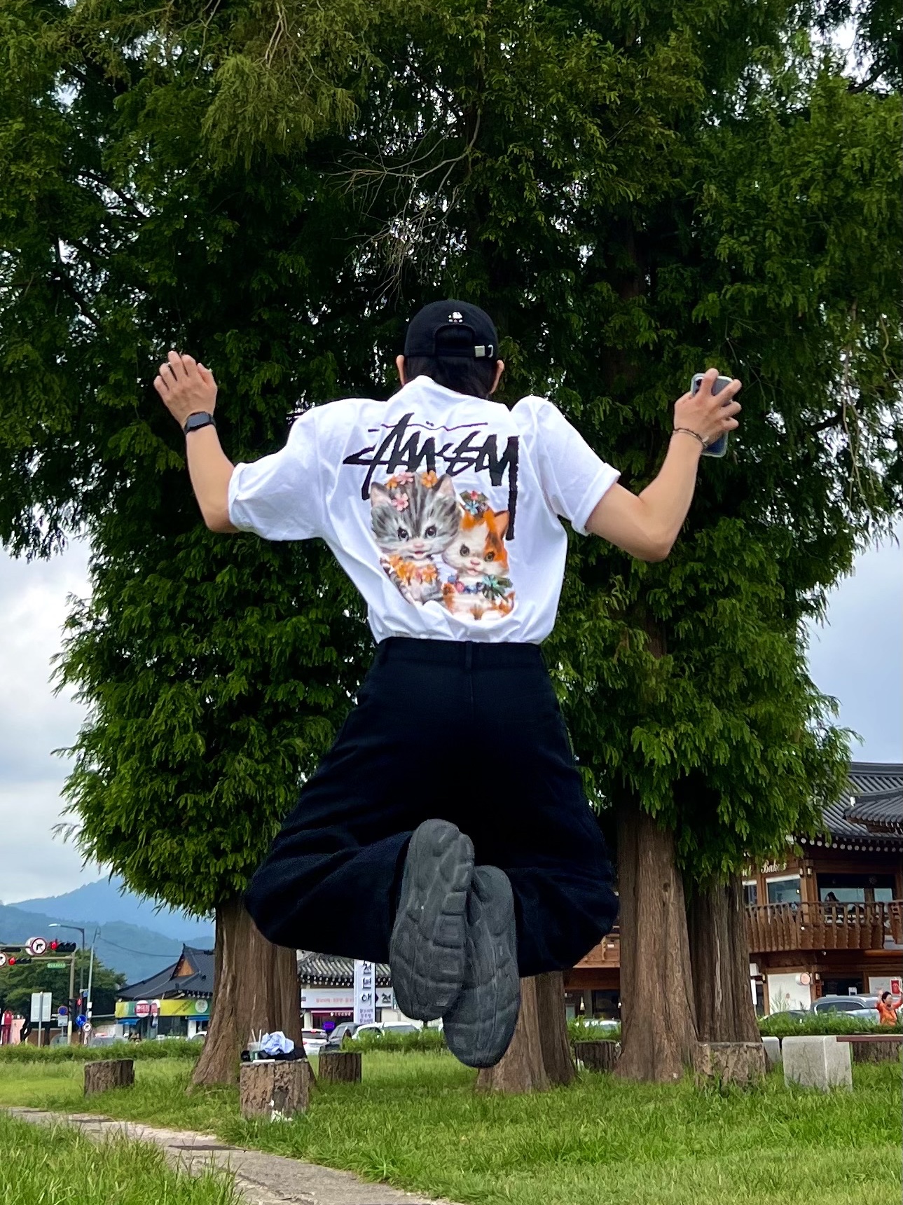 Stussy Kittens T-Shirt White, Hoka Bondi 7 Black - Wide 착용 스타일 - 7