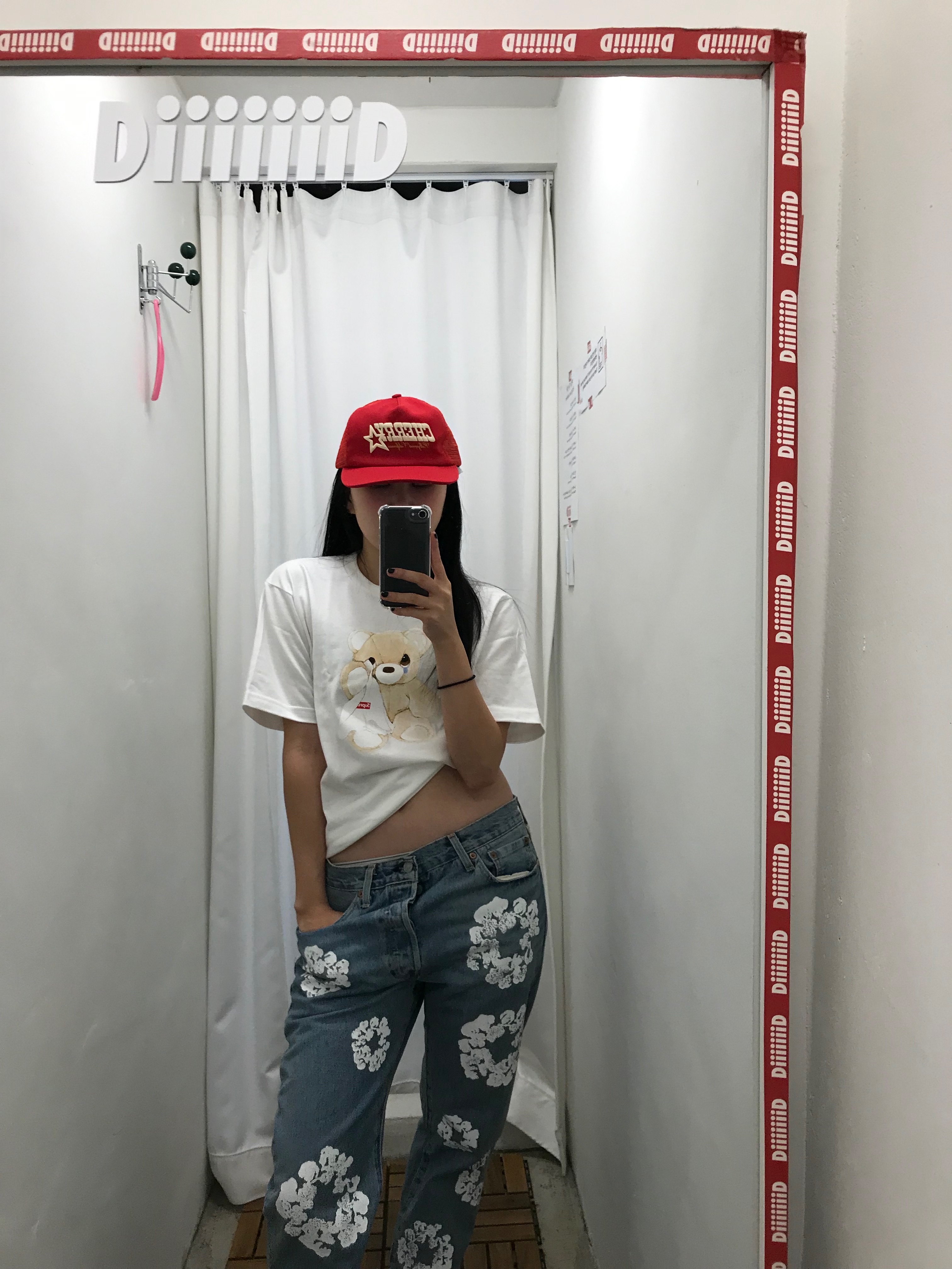 Supreme Bear T-Shirt White - 25SS, Denim Tears Dirty Wash Wreath 501 Jeans Light Wash 착용 스타일 - 3