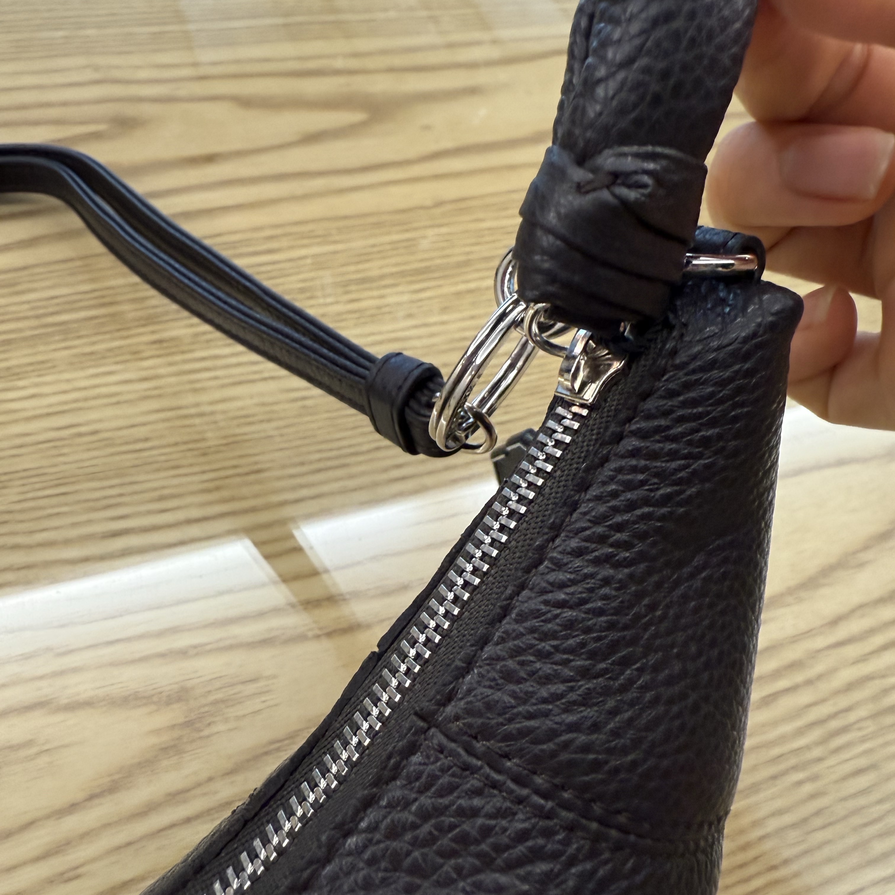 Lemaire Croissant Coin Purse Necklace Soft Grained Leather Dark Chocolate 착용 스타일 - 4