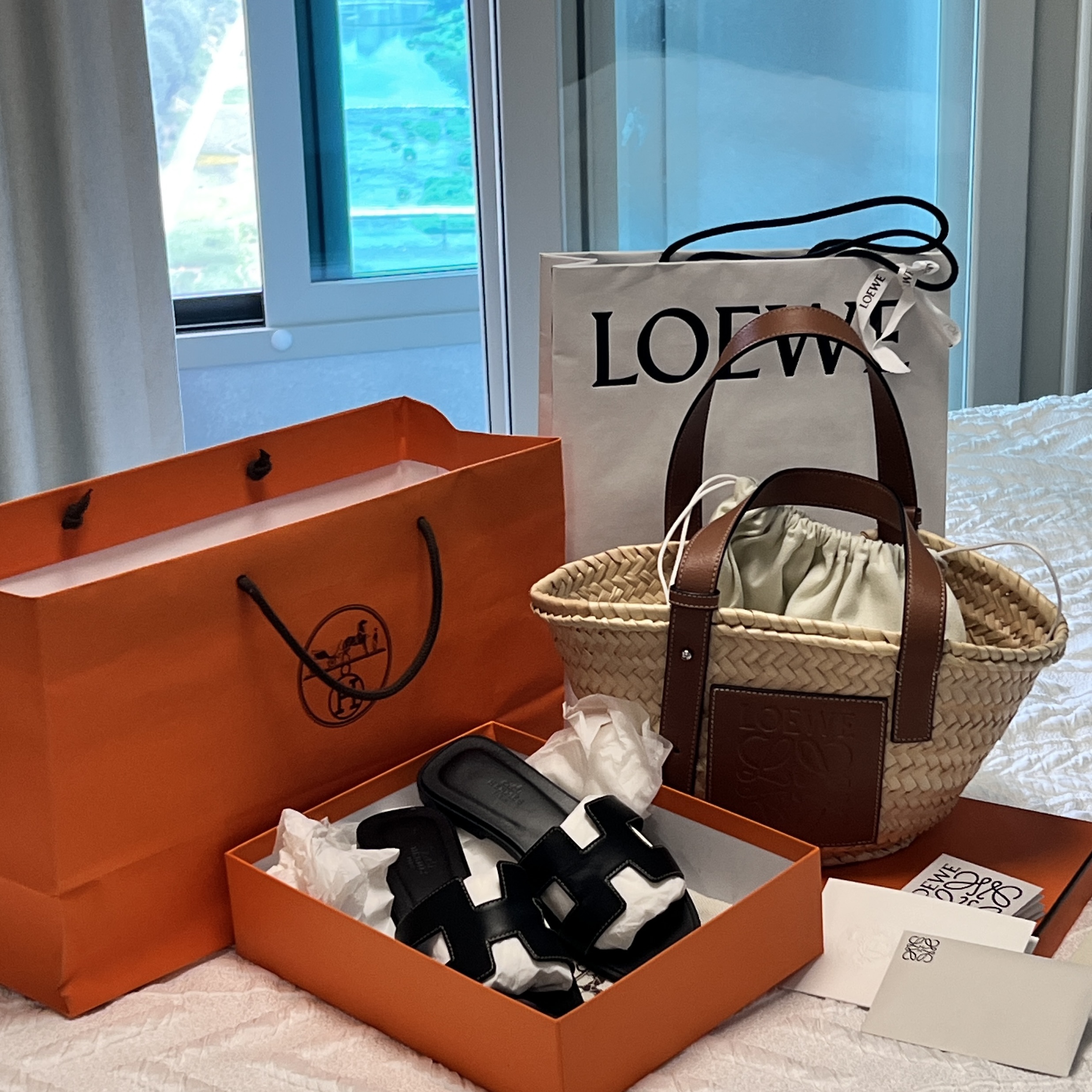 (W) Hermes Oran Sandal Calfskin & Noir Piqures Ecrues, Loewe Basket Bag in Palm Leaf and Calfskin Natural Tan 착용 스타일